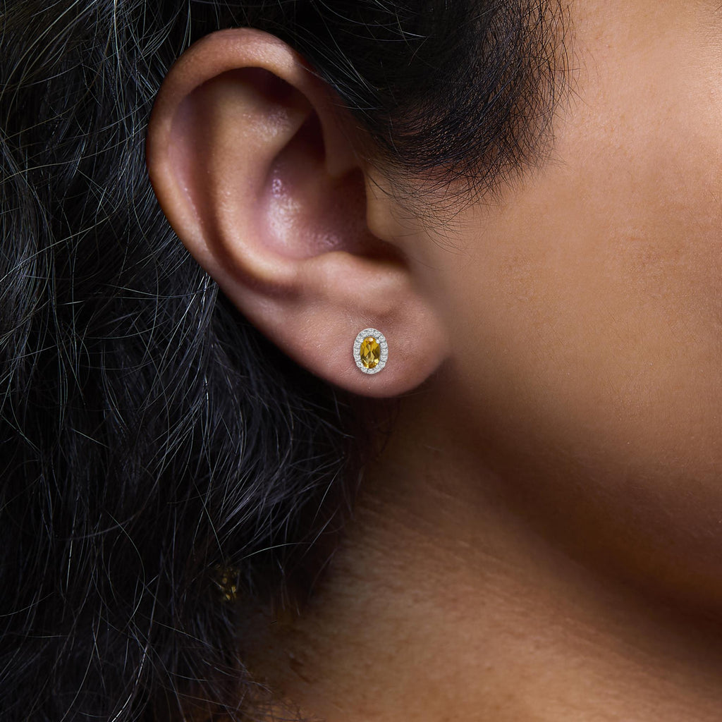 Orecchini a bottone con alone di diamanti e pietra portafortuna taglio ovale da 5x3 mm in oro bianco 10 carati (colore IJ, purezza I1-I2) - Friggin Jewelry