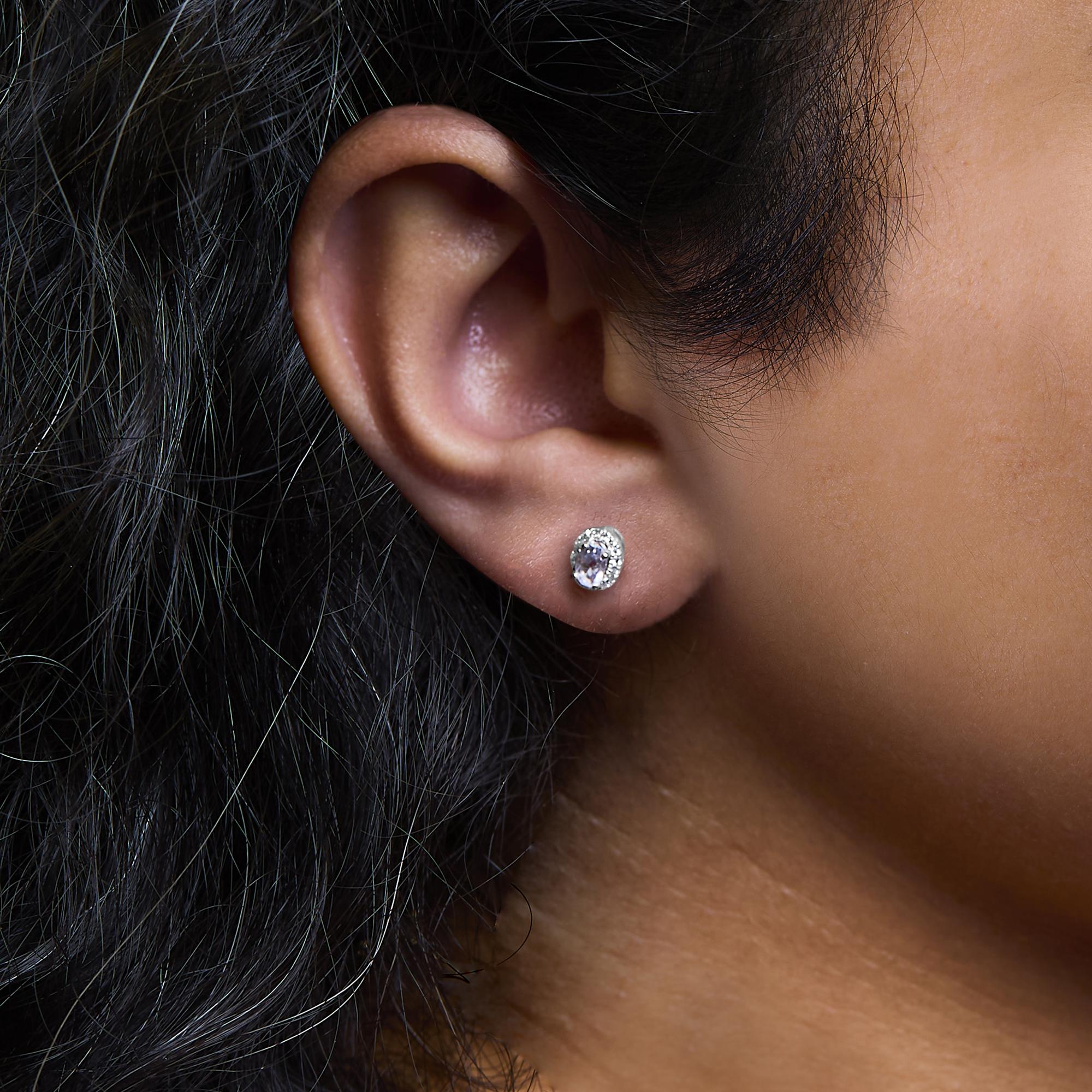 Orecchini a bottone con alone di diamanti e pietra portafortuna taglio ovale da 5x3 mm in oro bianco 10 carati (colore IJ, purezza I1-I2) - Friggin Jewelry