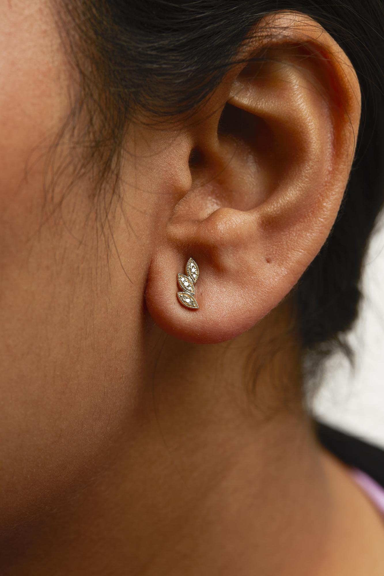 Aretes de oro amarillo de 10 quilates con triple hoja de diamantes de 1/10 quilates (color HI, claridad I1-I2) - Friggin Jewelry