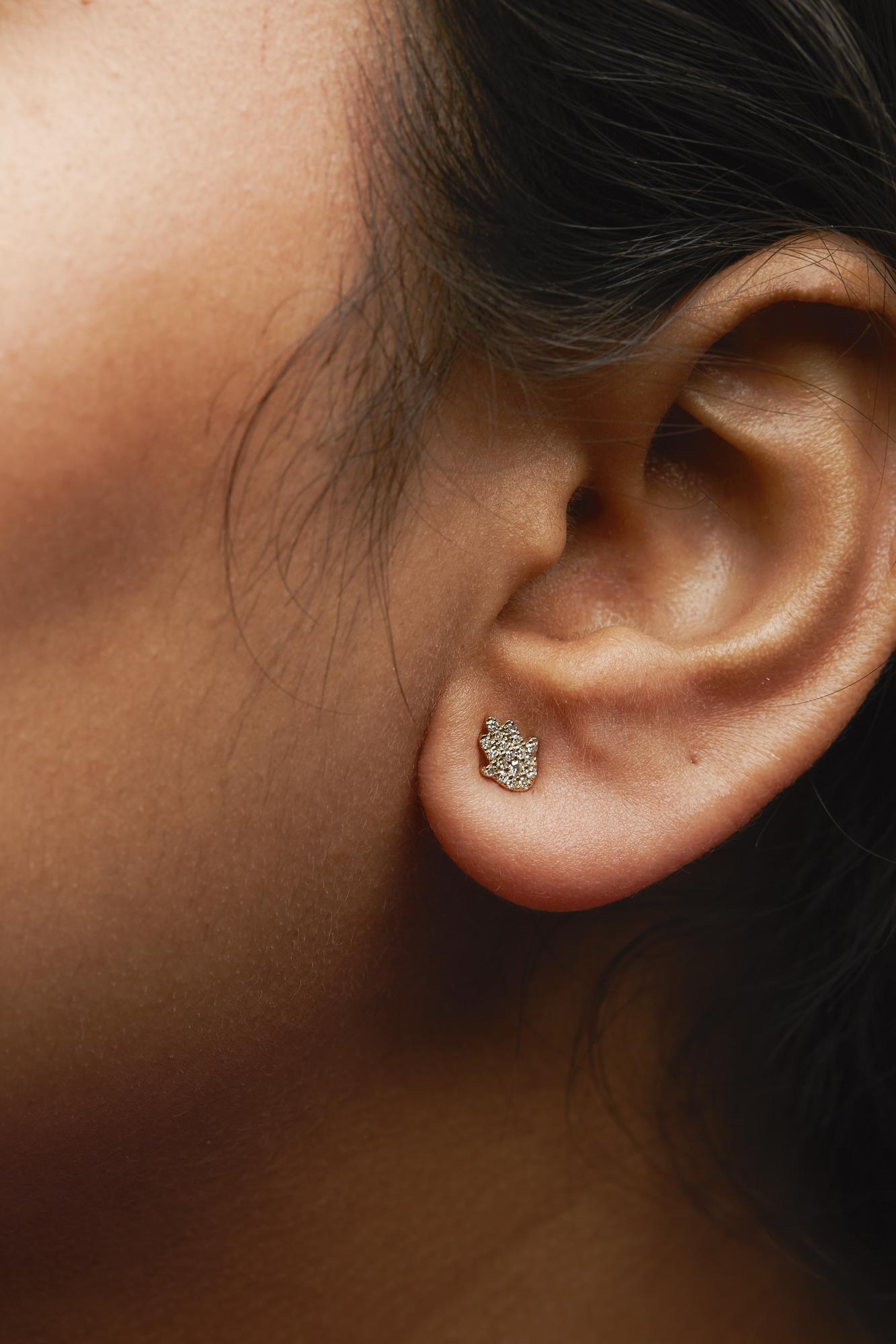 Aretes de oro amarillo de 10 quilates con hamsa y detalles de diamantes (color HI, claridad I1-I2) - Friggin Jewelry