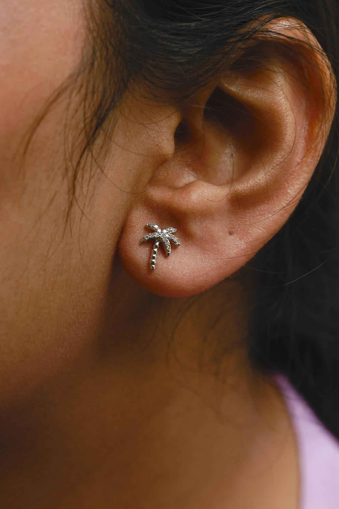Aretes tipo palmera en oro blanco de 10 quilates con incrustaciones de diamantes de 1/10 quilates (color HI, claridad I1-I2) - Friggin Jewelry