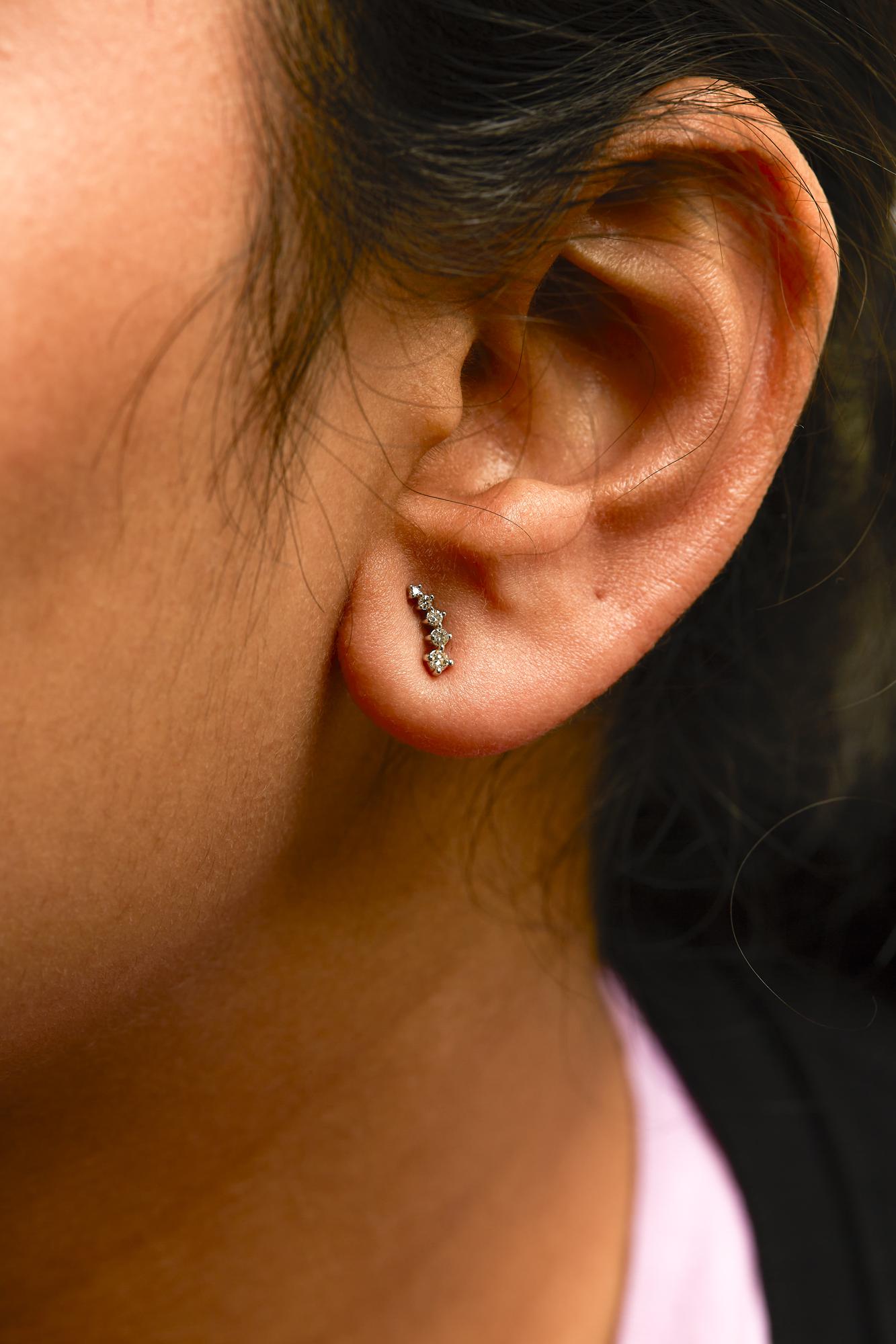 Aretes estilo trepador Journey Style de oro blanco de 10 quilates con diamantes de 1/10 quilates (color HI, claridad I1-I2) - Friggin Jewelry