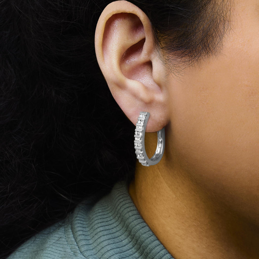 Aros de oro blanco de 10 quilates con diamantes alternados en forma de "U" (color IJ, claridad I2-I3) - Friggin Jewelry
