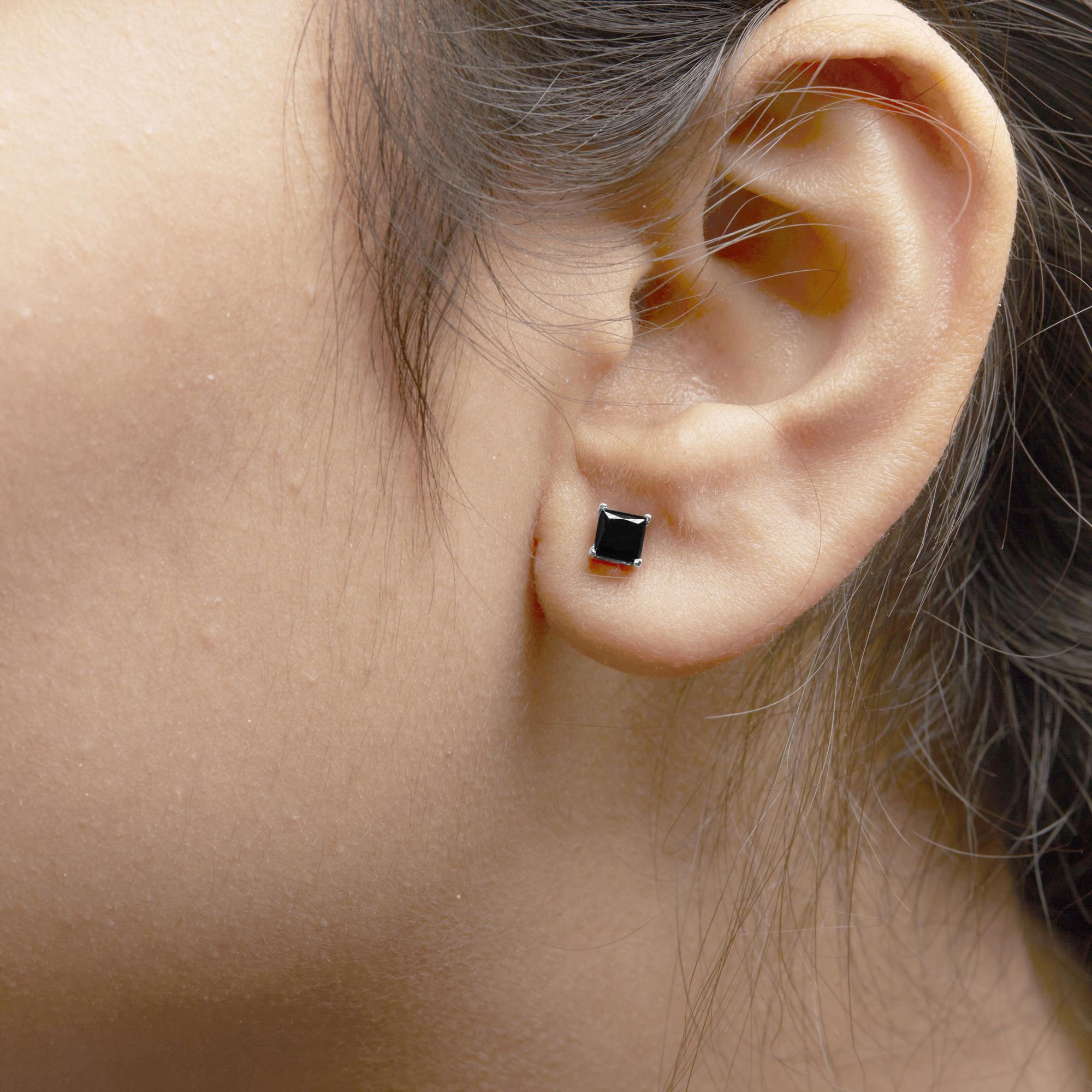 Aretes clásicos de 4 puntas con diamantes negros de talla princesa en oro blanco de 14 quilates - Cierre a presión - Friggin Jewelry