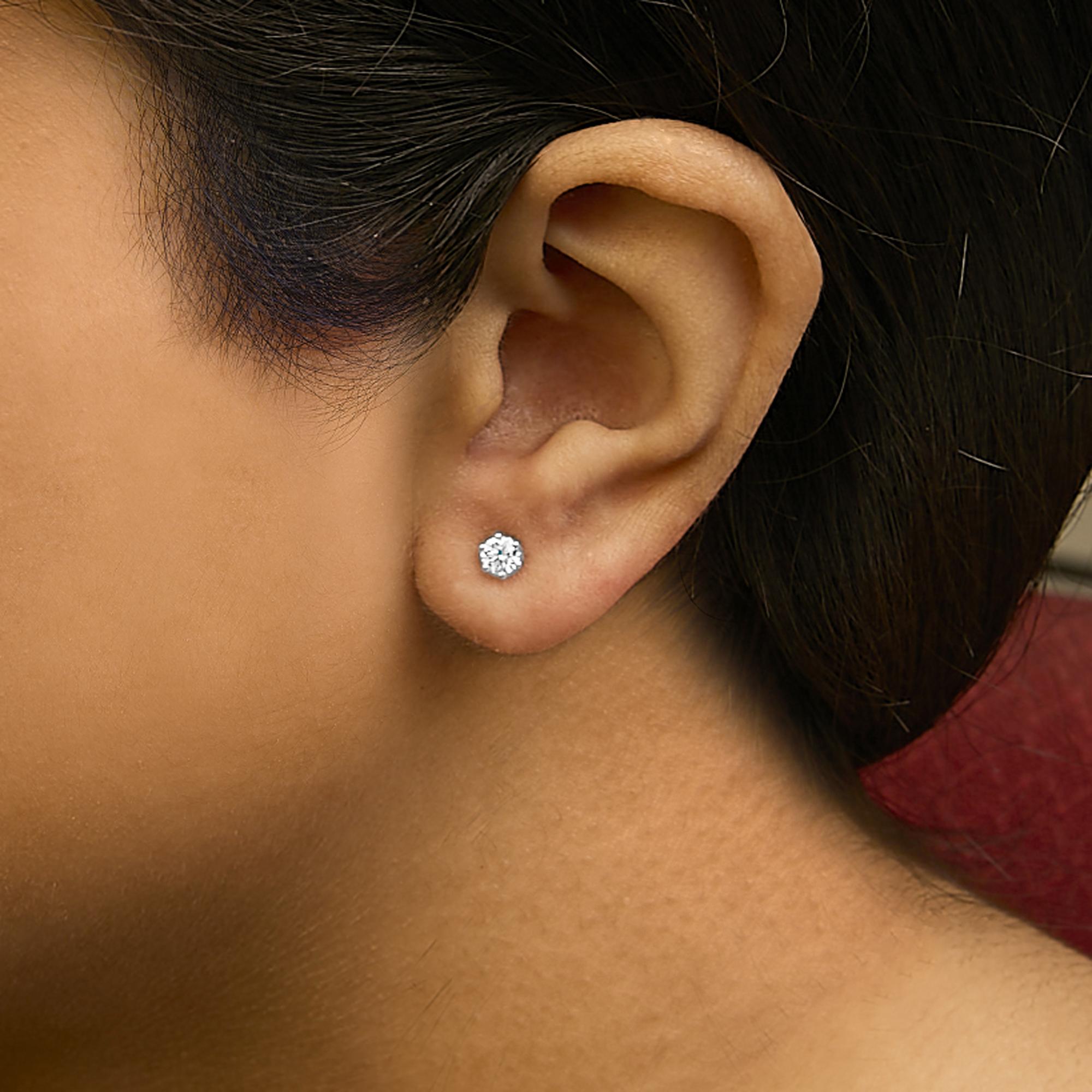 Aretes de oro blanco de 14 quilates con halo oculto de 6 puntas y diamantes cultivados en laboratorio de 1/2 quilates (color FG, claridad VS1-VS2) - Friggin Jewelry