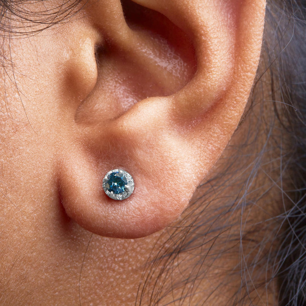 Orecchini in oro bianco 14 carati con diamanti rotondi bianchi e blu trattati da 1/2 ct (IJ I2-I3) - Friggin Jewelry