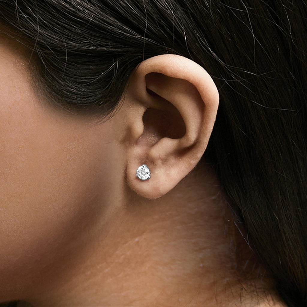 Aretes tipo botón de oro blanco de 14 quilates con tres puntas y diamantes cultivados en laboratorio de talla redonda brillante (color FG, claridad VS1-VS2) - Friggin Jewelry
