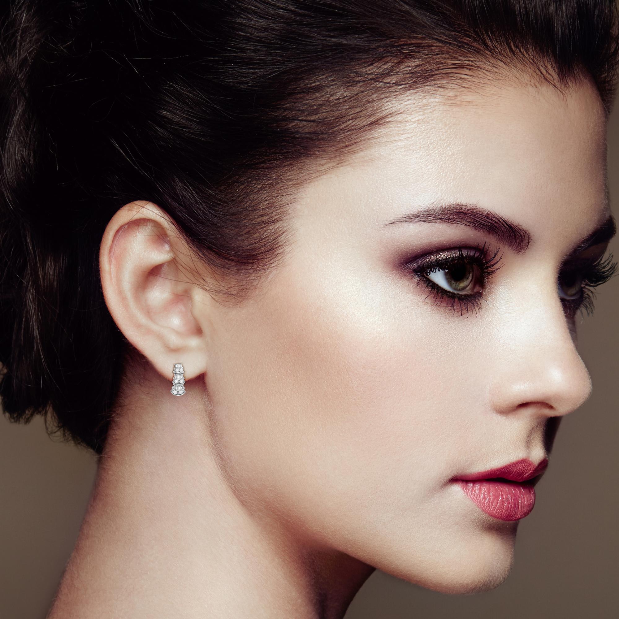 Aretes de oro blanco de 14 quilates con diamantes redondos y talla baguette de 7/8 ct (HI, SI2-I1) - Friggin Jewelry
