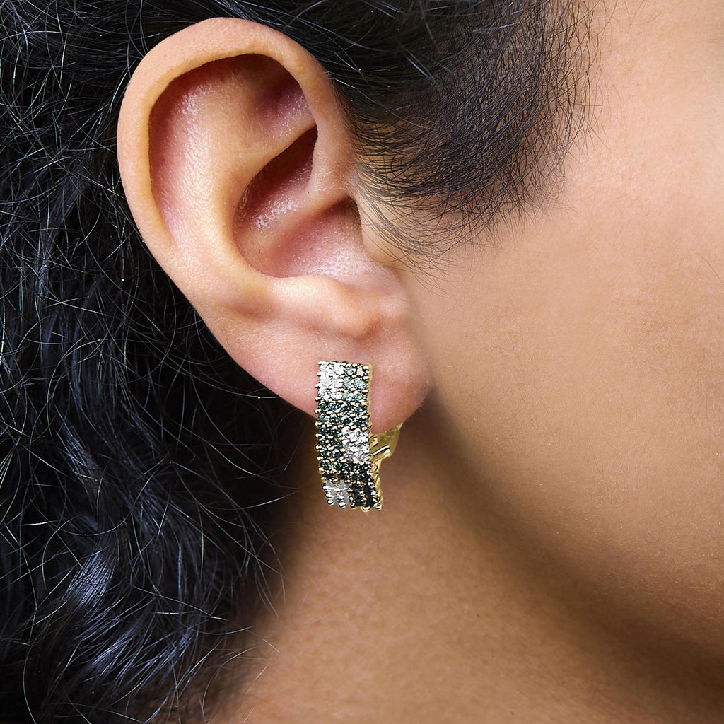 Aretes Omegaback de oro amarillo de 14 quilates con pavé de cuatro filas de diamantes blancos y azules tratados de 2,00 quilates (color HI, claridad SI1-SI2) - Friggin Jewelry