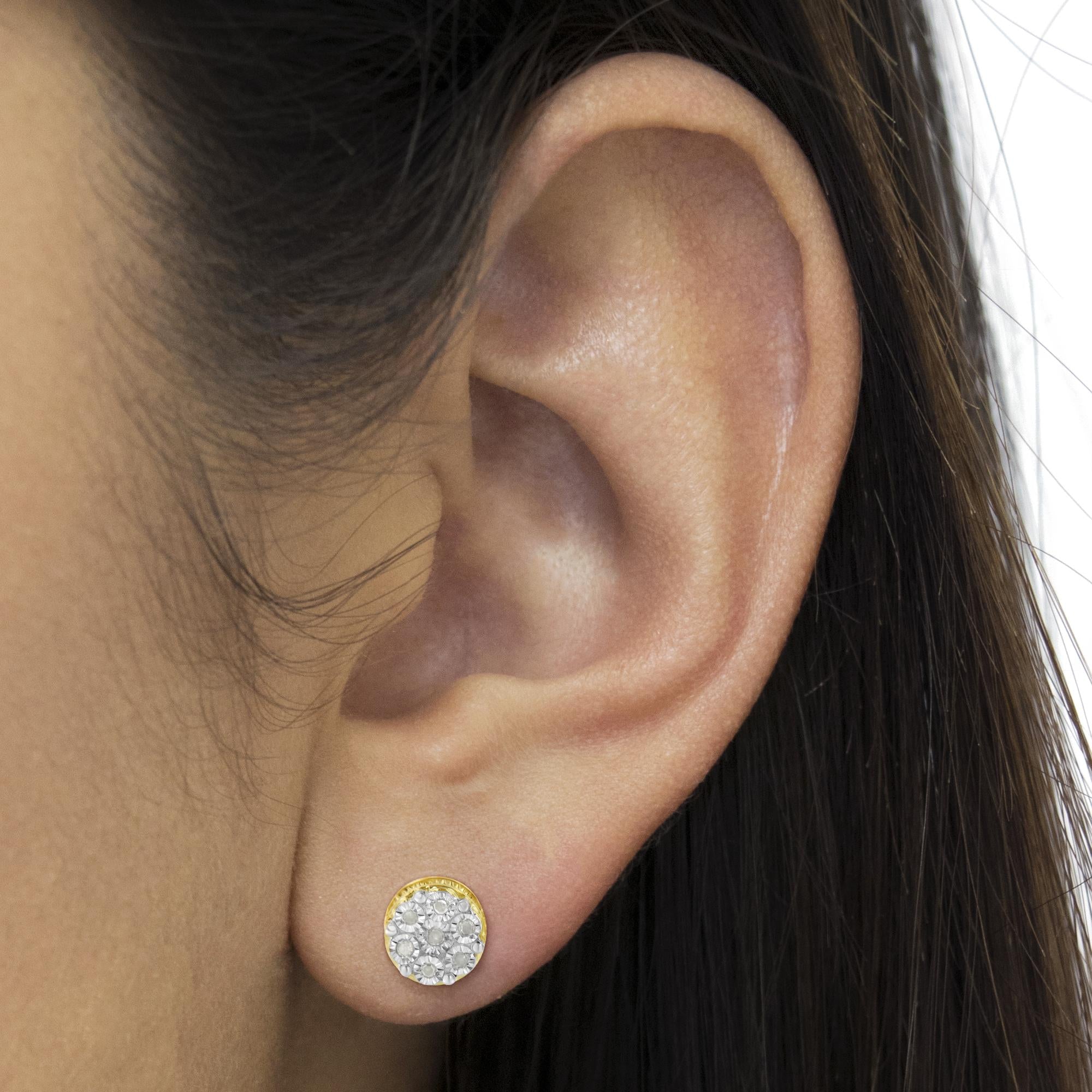 Aretes tipo botón con diseño floral de diamantes engastados en talla rosa de 1/7 ct en oro amarillo de 10 quilates sobre plata de ley 0.925 (color IJ, claridad I3) - Friggin Jewelry