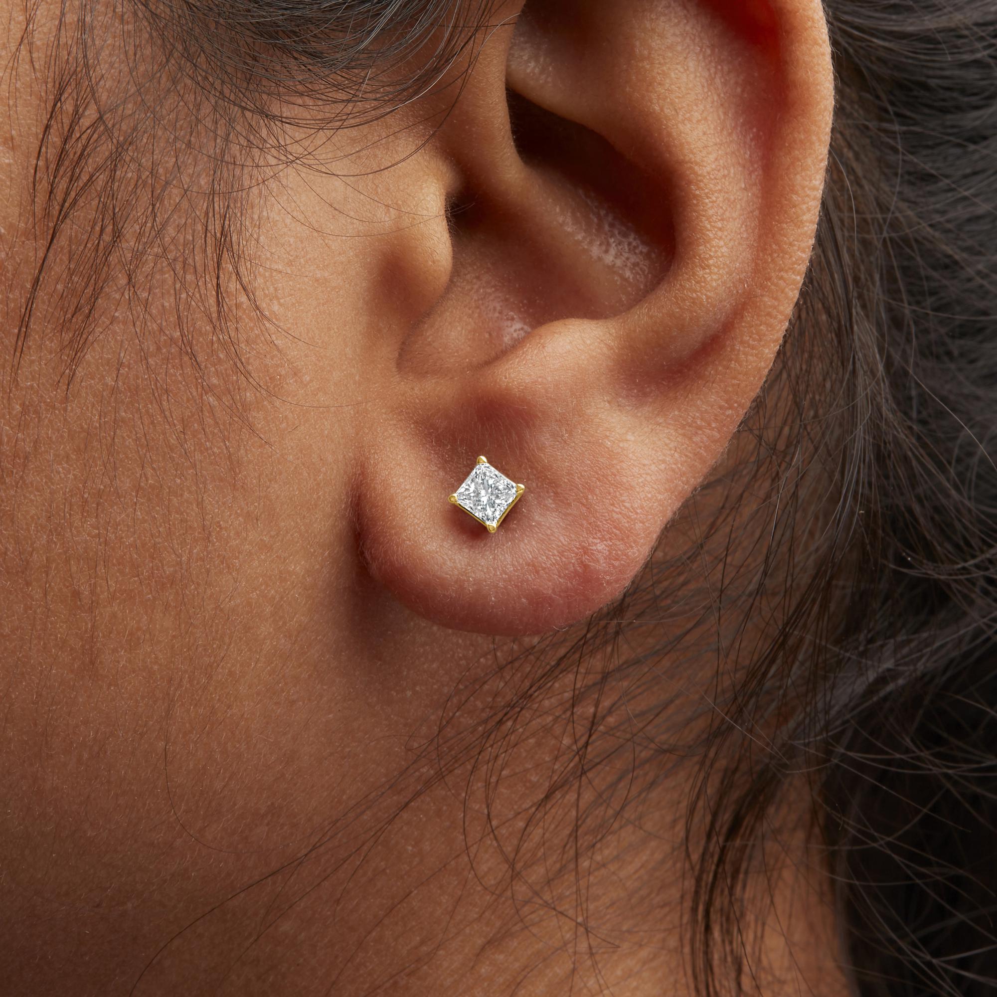 Aretes de oro amarillo de 14 k con 4 puntas y diamantes solitarios de talla princesa engastados a presión (color LM, claridad I1-I2) - Friggin Jewelry