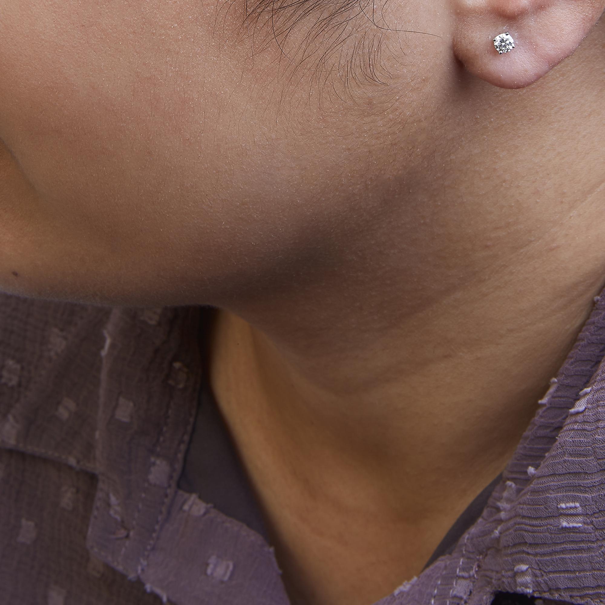 Pendientes clásicos de solitario de 4 puntas con diamantes redondos cultivados en laboratorio en plata de ley 925 (color FG, claridad VS1-VS2) - Friggin Jewelry