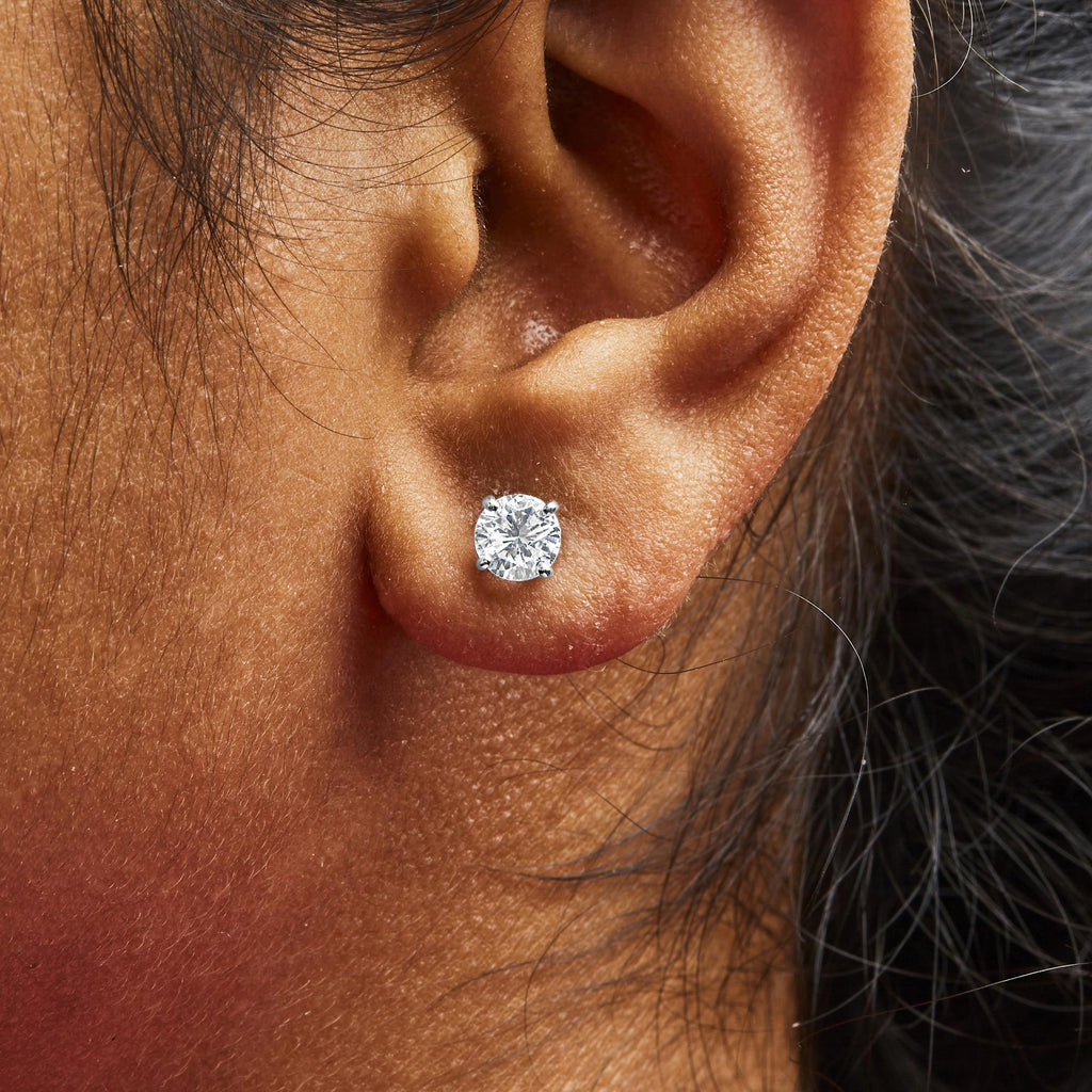 Pendientes solitarios clásicos de 4 puntas con diamantes cultivados en laboratorio de talla brillante redonda en plata de ley 925 - Friggin Jewelry