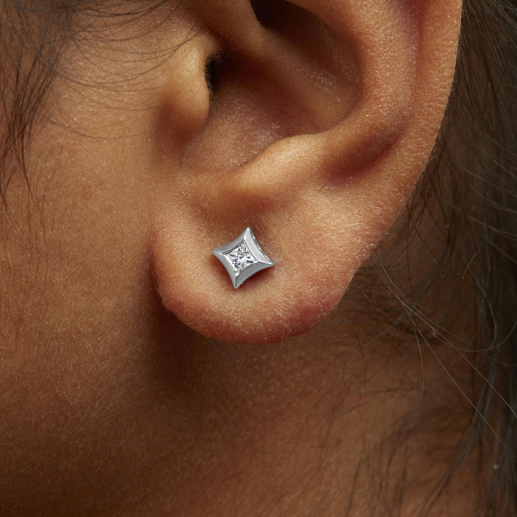 Orecchini a bottone in oro bianco 10 carati con diamanti taglio principessa incastonati in modo invisibile da 1/5 ct (colore HI, purezza SI2-I1) - Friggin Jewelry
