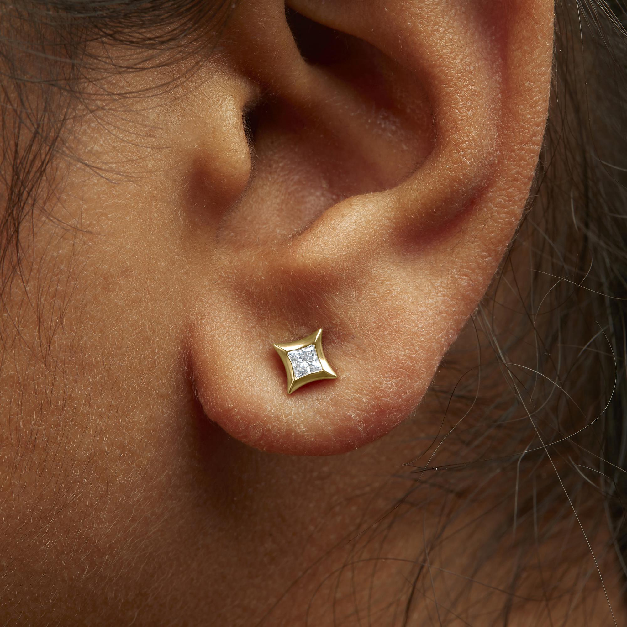 Orecchini a bottone in oro bianco 10 carati con diamanti taglio principessa incastonati in modo invisibile da 1/5 ct (colore HI, purezza SI2-I1) - Friggin Jewelry