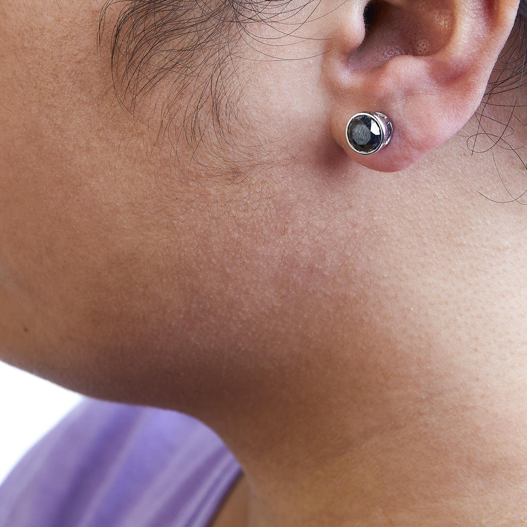 Aretes de plata de ley 925 con diamantes negros redondos de talla brillante, engastados en bisel y cierre de rosca (color elegante, claridad I2-I3) - Friggin Jewelry