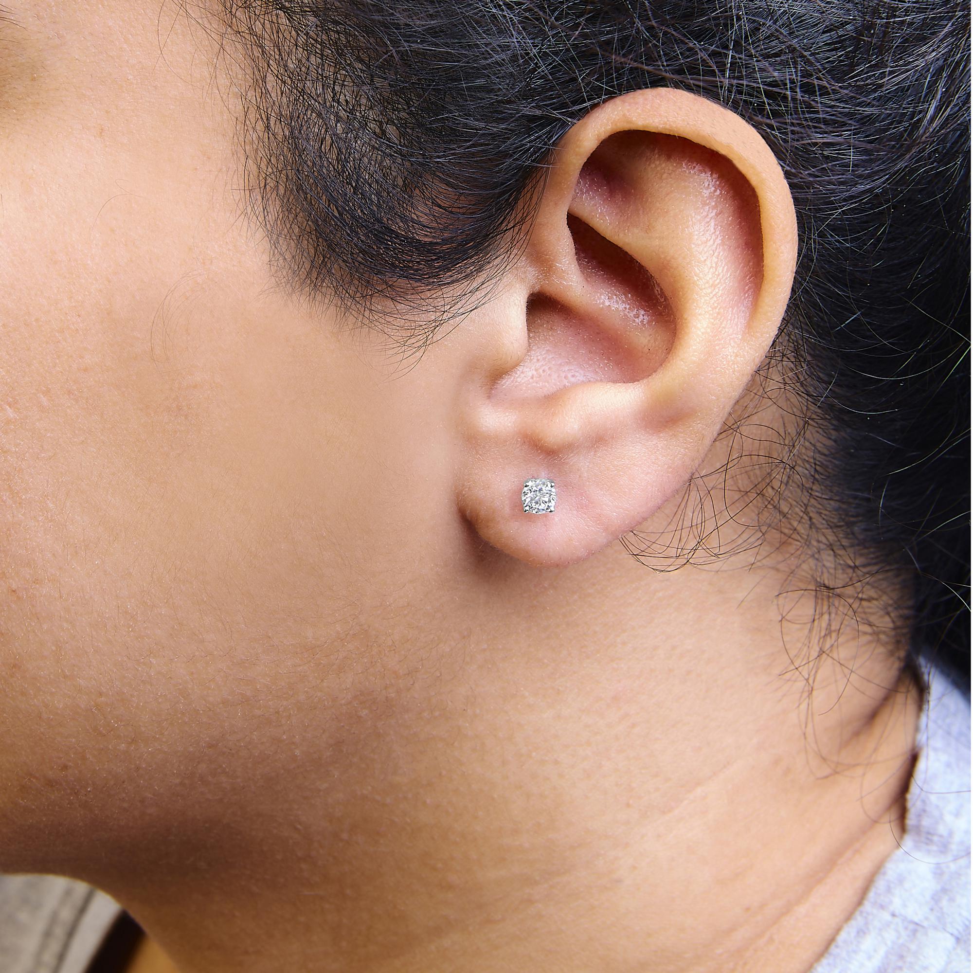 Pendientes clásicos de solitario de 4 puntas con diamantes redondos cultivados en laboratorio en plata de ley 925 (color FG, claridad VS1-VS2) - Friggin Jewelry