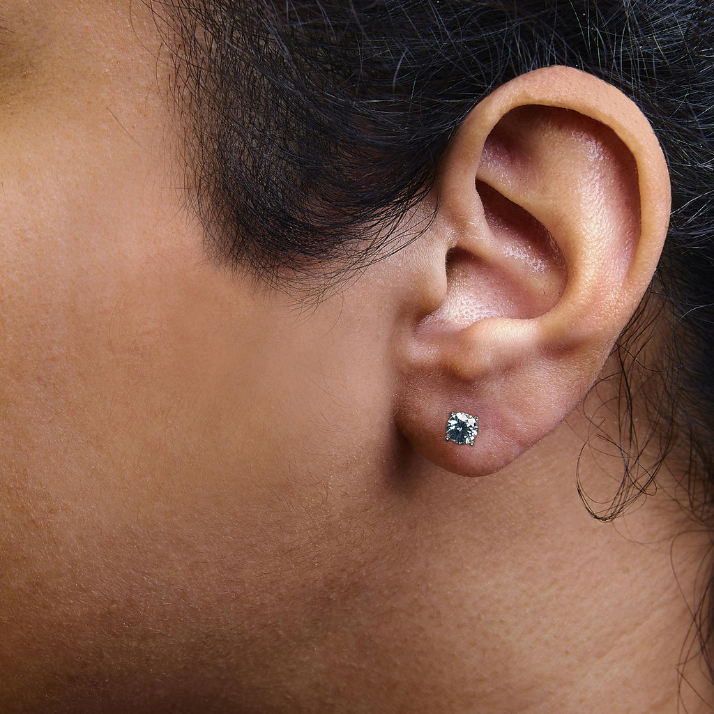 Aretes de oro de 14 quilates con diamantes azules cultivados en laboratorio y cierre de rosca - Friggin Jewelry