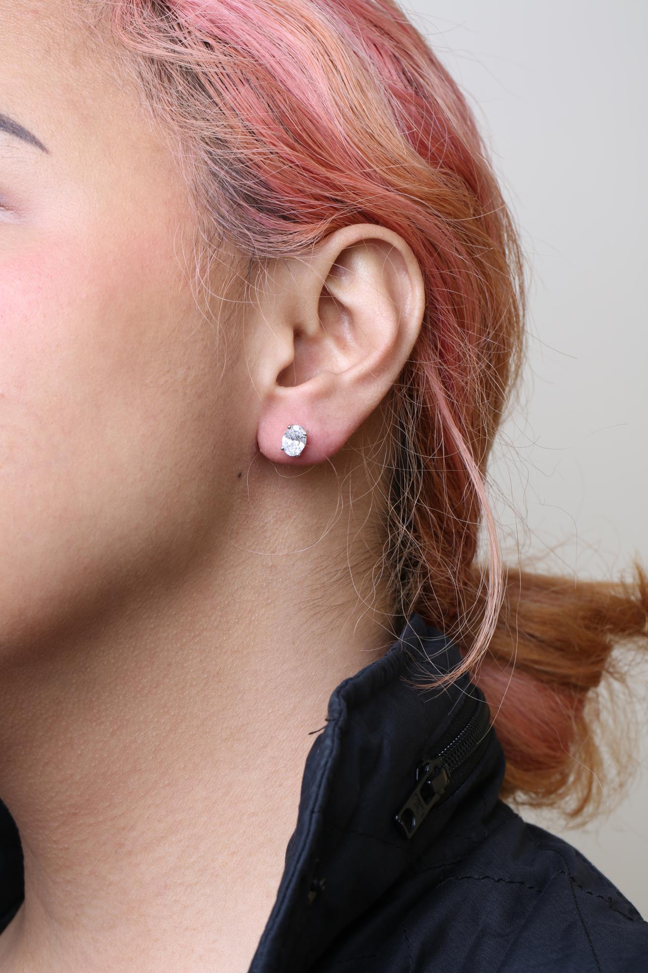 Aretes solitarios de oro blanco de 14 quilates con diamantes ovalados cultivados en laboratorio (color FG, claridad VS1-VS2) - Friggin Jewelry