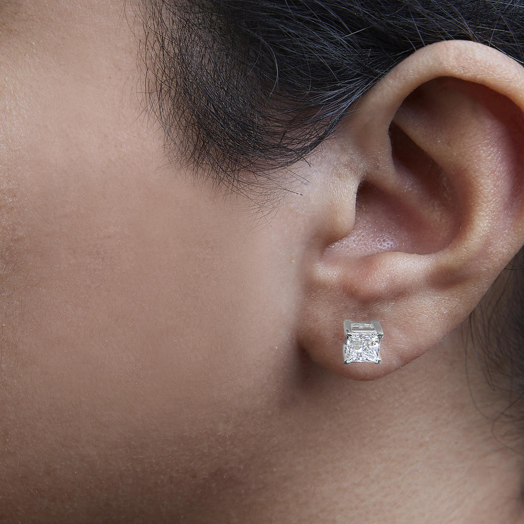 Aretes solitarios de oro blanco de 14 quilates con diamantes cultivados en laboratorio de talla princesa (color FG, claridad VS2-SI1) - Friggin Jewelry