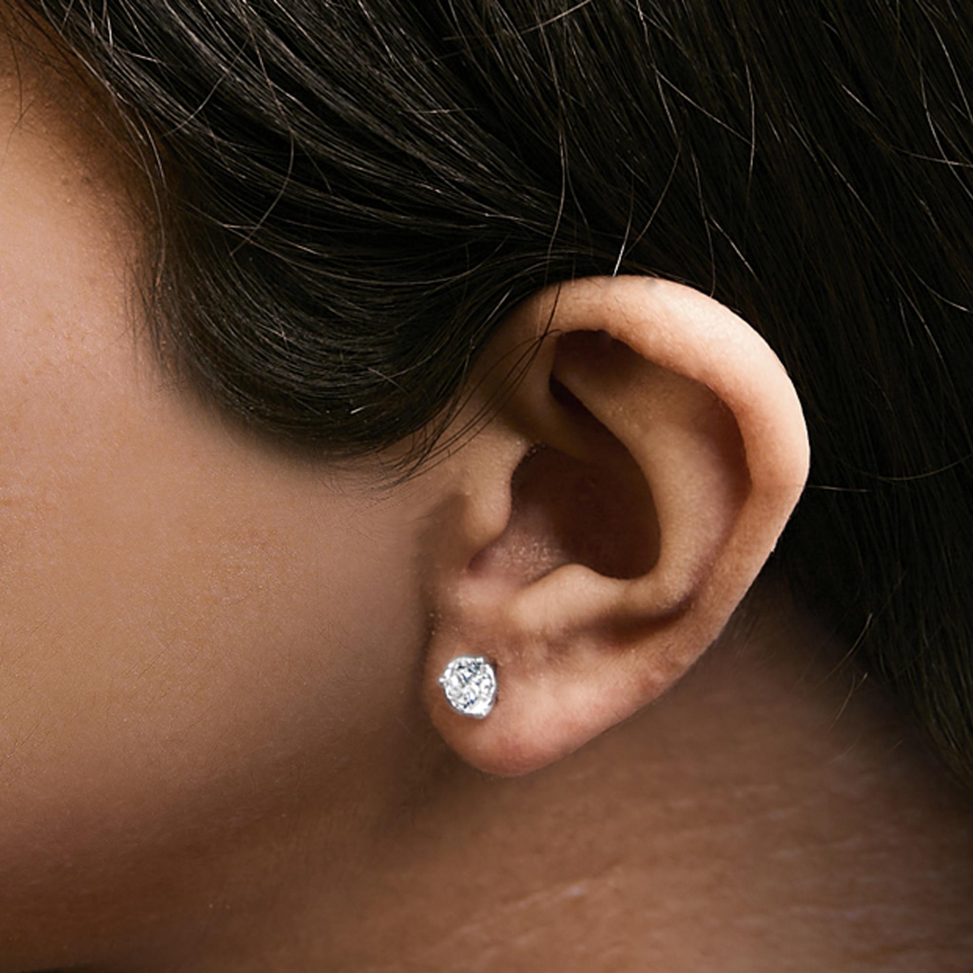 Aretes tipo botón de oro blanco de 14 quilates con tres puntas y diamantes cultivados en laboratorio de talla redonda brillante (color FG, claridad VS1-VS2) - Friggin Jewelry