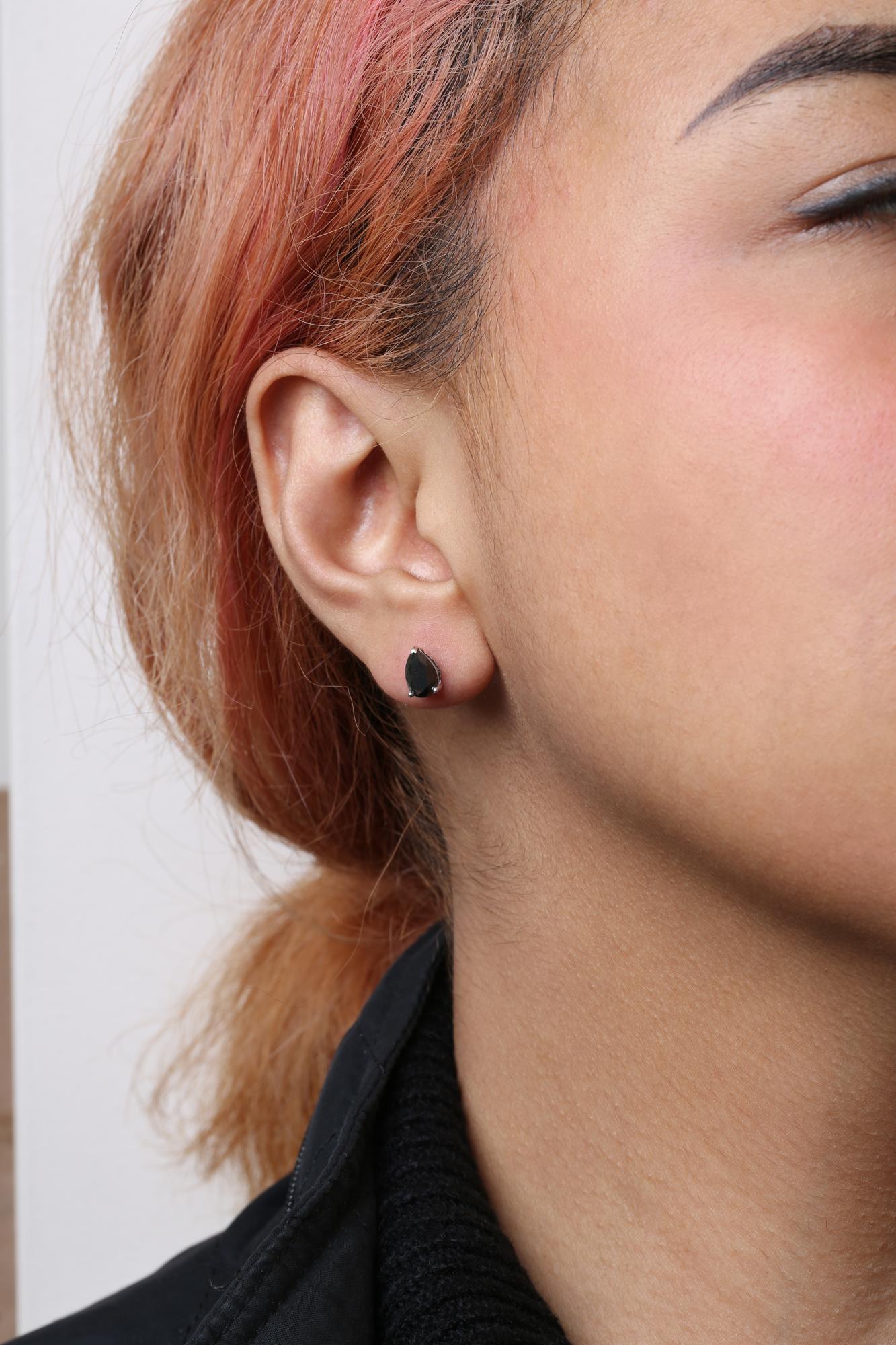 Aretes de oro blanco de 14 quilates con solitario de diamante negro en forma de pera de 3 puntas (color negro, claridad VS2-SI1) - Friggin Jewelry