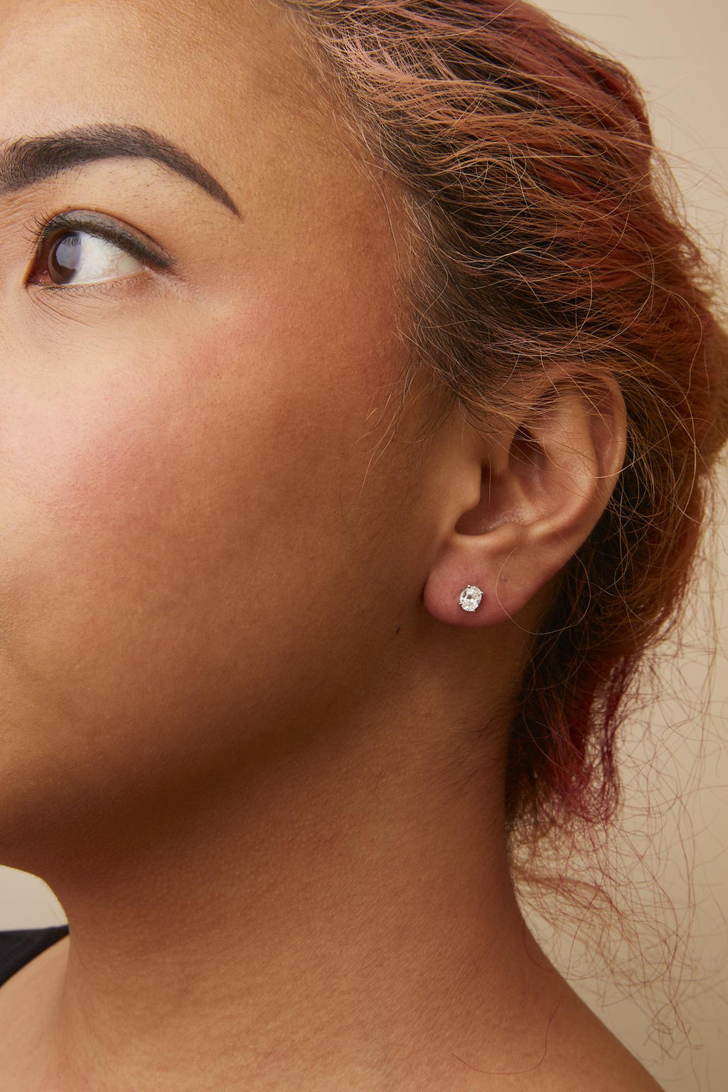 Aretes solitarios de oro blanco de 14 quilates con diamantes ovalados cultivados en laboratorio (color FG, claridad VS1-VS2) - Friggin Jewelry