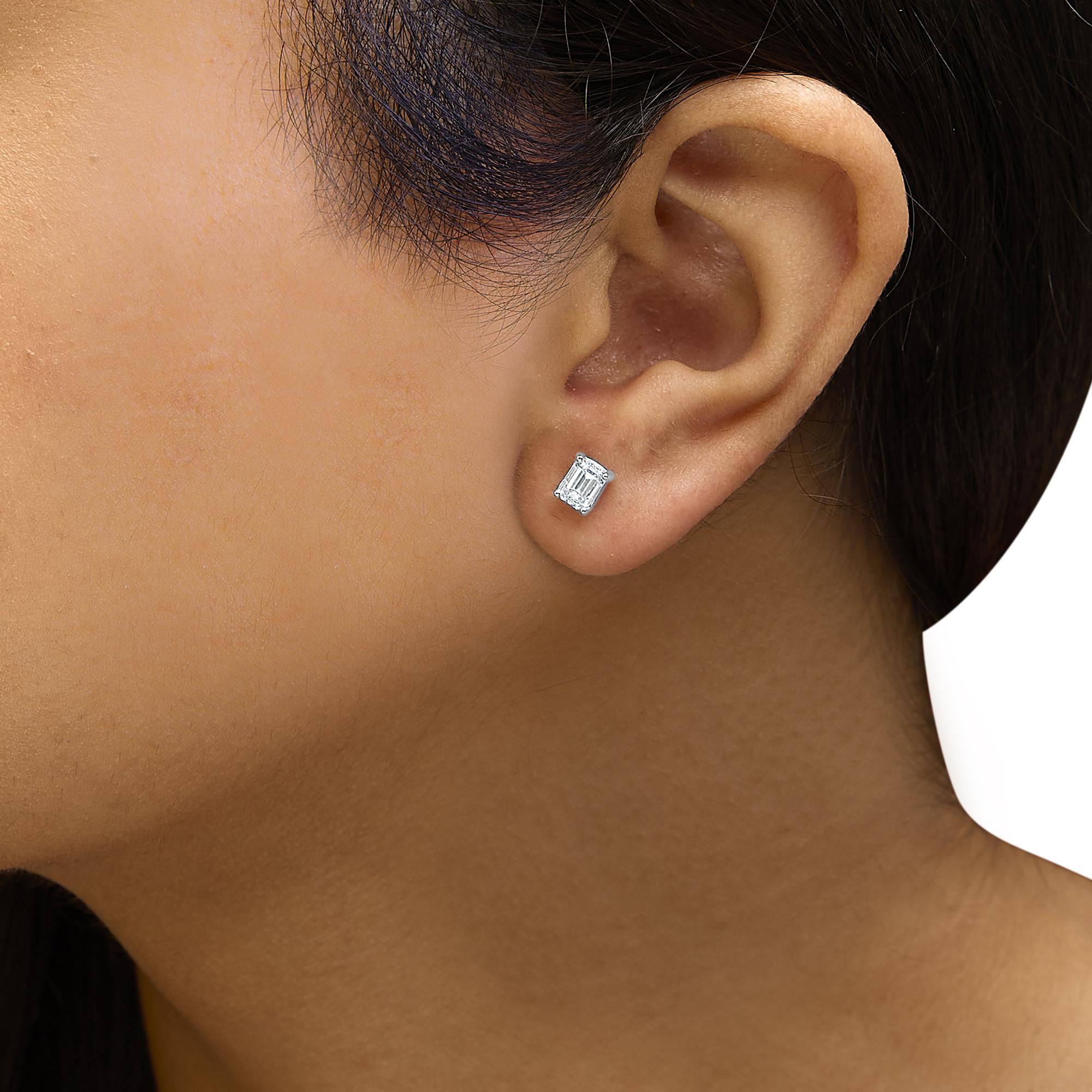 Aretes solitarios de oro blanco de 14 quilates con diamantes cultivados en laboratorio de talla esmeralda (color FG, claridad VS1-VS2) - Friggin Jewelry