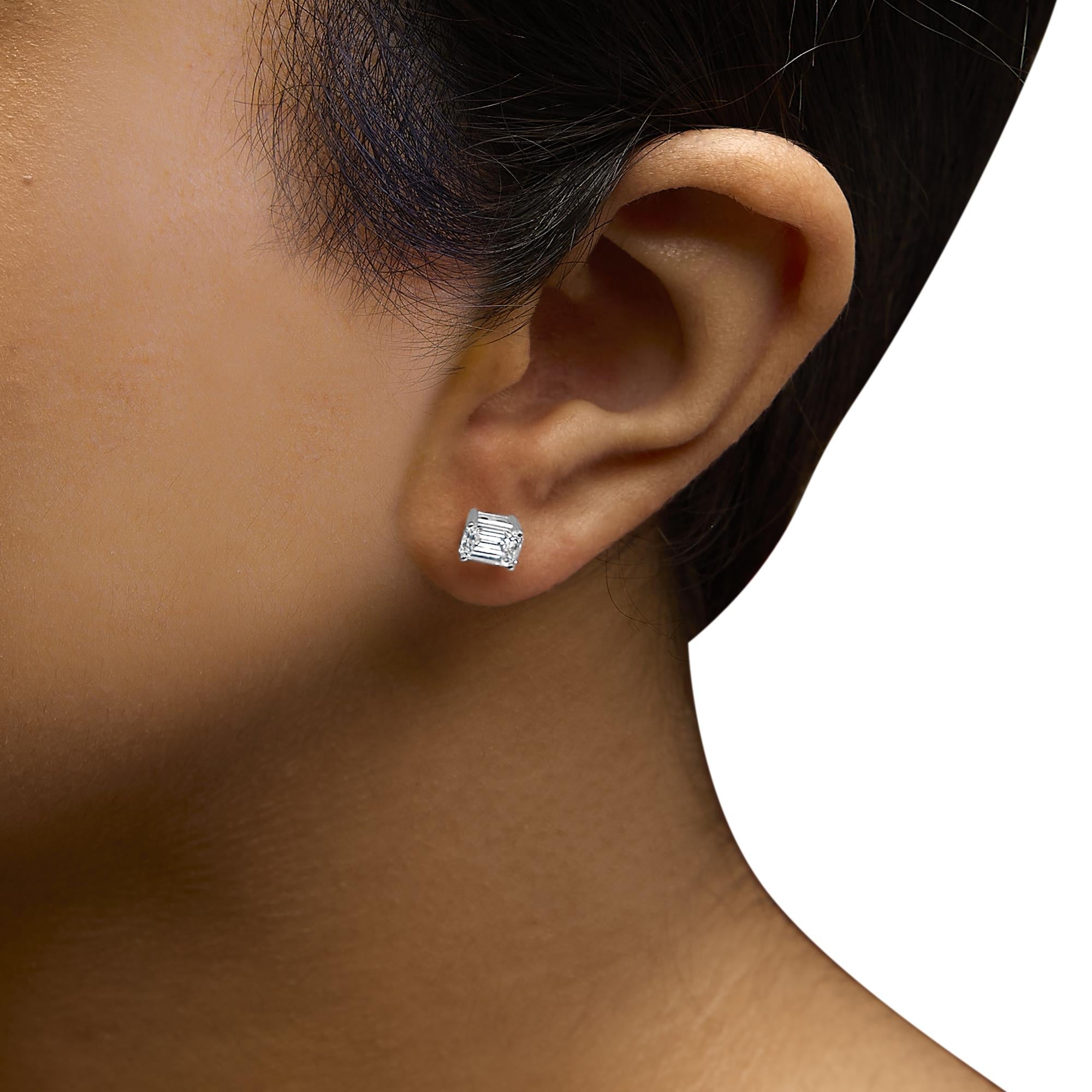 Aretes solitarios de oro blanco de 14 quilates con diamantes cultivados en laboratorio de talla esmeralda (color FG, claridad VS1-VS2) - Friggin Jewelry