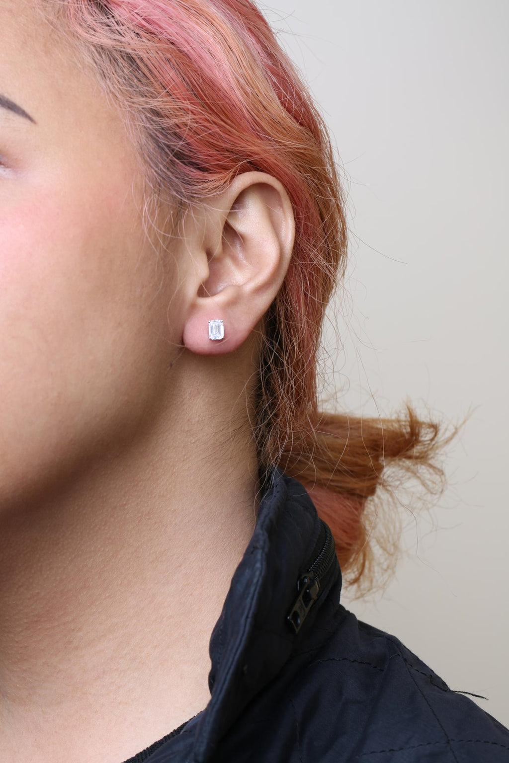Aretes solitarios de oro blanco de 14 quilates con diamantes cultivados en laboratorio de talla esmeralda de 2,0 quilates (color GH, claridad VS1-VS2) - Friggin Jewelry
