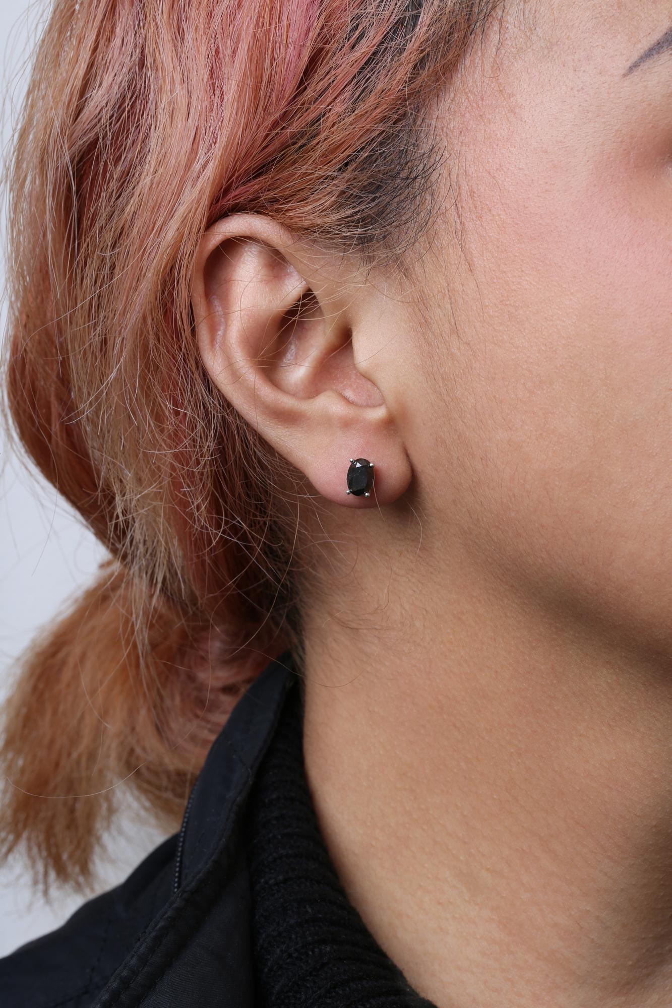 Aretes solitarios de oro blanco de 14 quilates con diamante negro de talla ovalada de 3,00 quilates (color negro, claridad I2-I3) - Friggin Jewelry