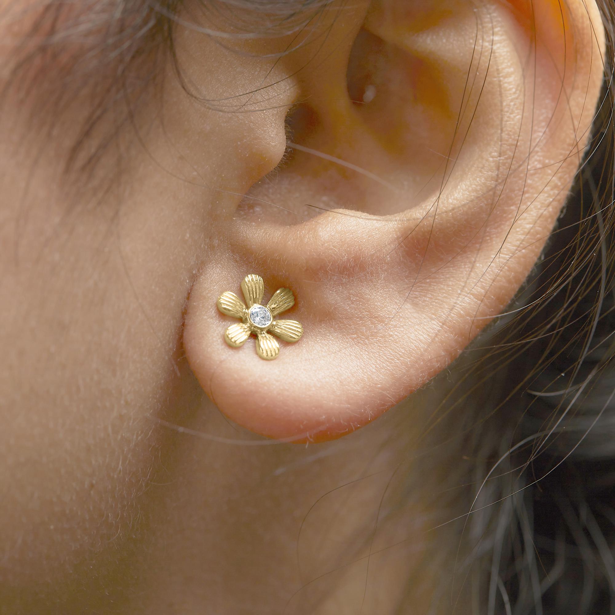 Aretes de oro amarillo de 10 quilates con diseño floral, engastado en bisel y detalles de diamantes, acabado martillado (color IJ, claridad I1-I2) - Friggin Jewelry