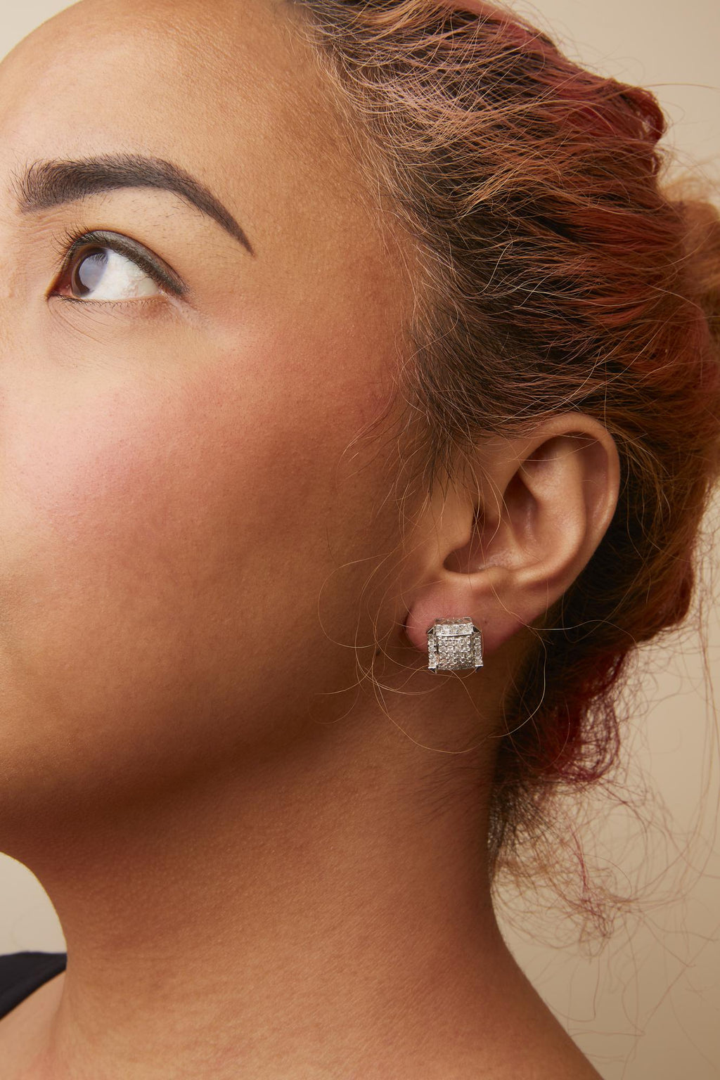 Orecchini a bottone in oro bianco 10 carati con diamanti compositi e alone da 1 1/10 ct (colore IJ, purezza I1-I2) - Friggin Jewelry