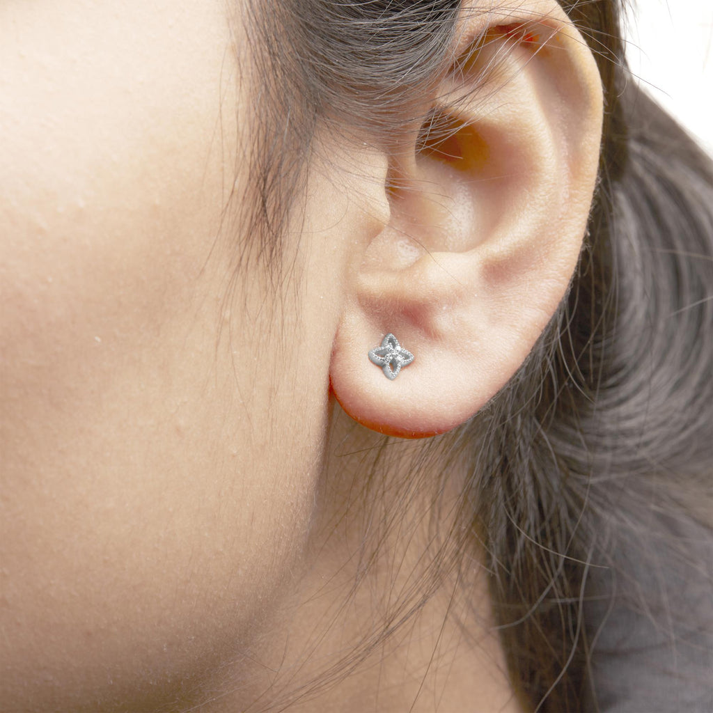 Pendiente de botón de flor de 4 pétalos con detalles de diamantes en plata de ley 925 (color HI, claridad I1-I2) - Friggin Jewelry