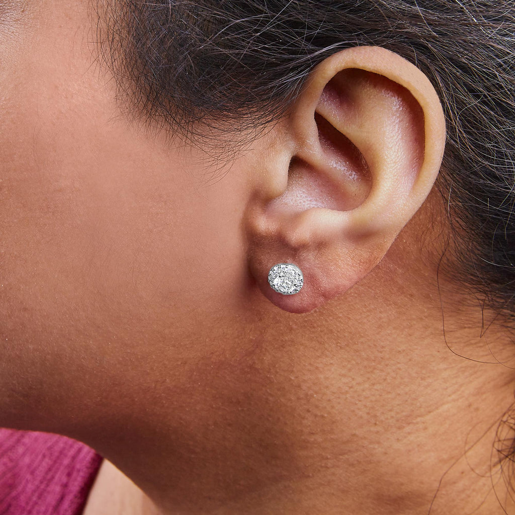 Aretes de oro blanco de 14 quilates con halo de diamantes redondos cultivados en laboratorio (color FG, claridad VS2-SI1) - Friggin Jewelry