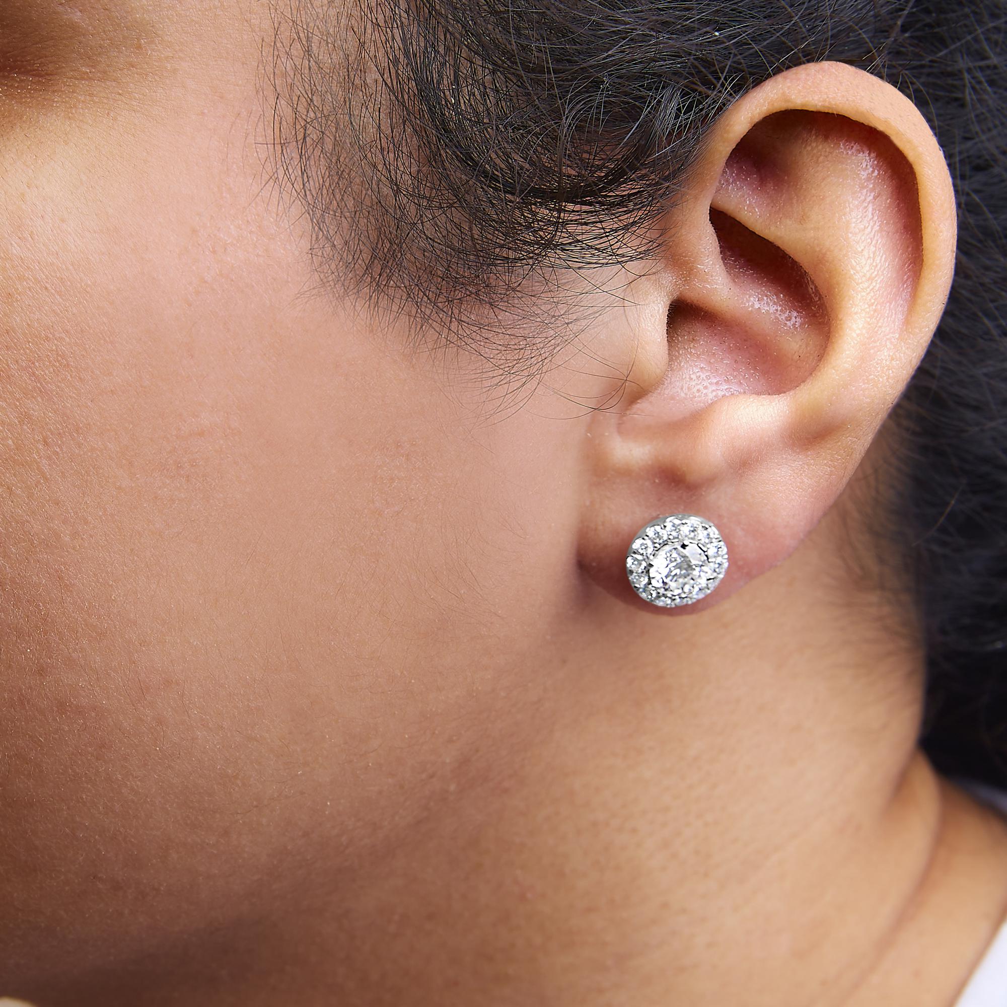 Aretes de oro blanco de 14 quilates con halo de diamantes redondos cultivados en laboratorio (color FG, claridad VS2-SI1) - Friggin Jewelry