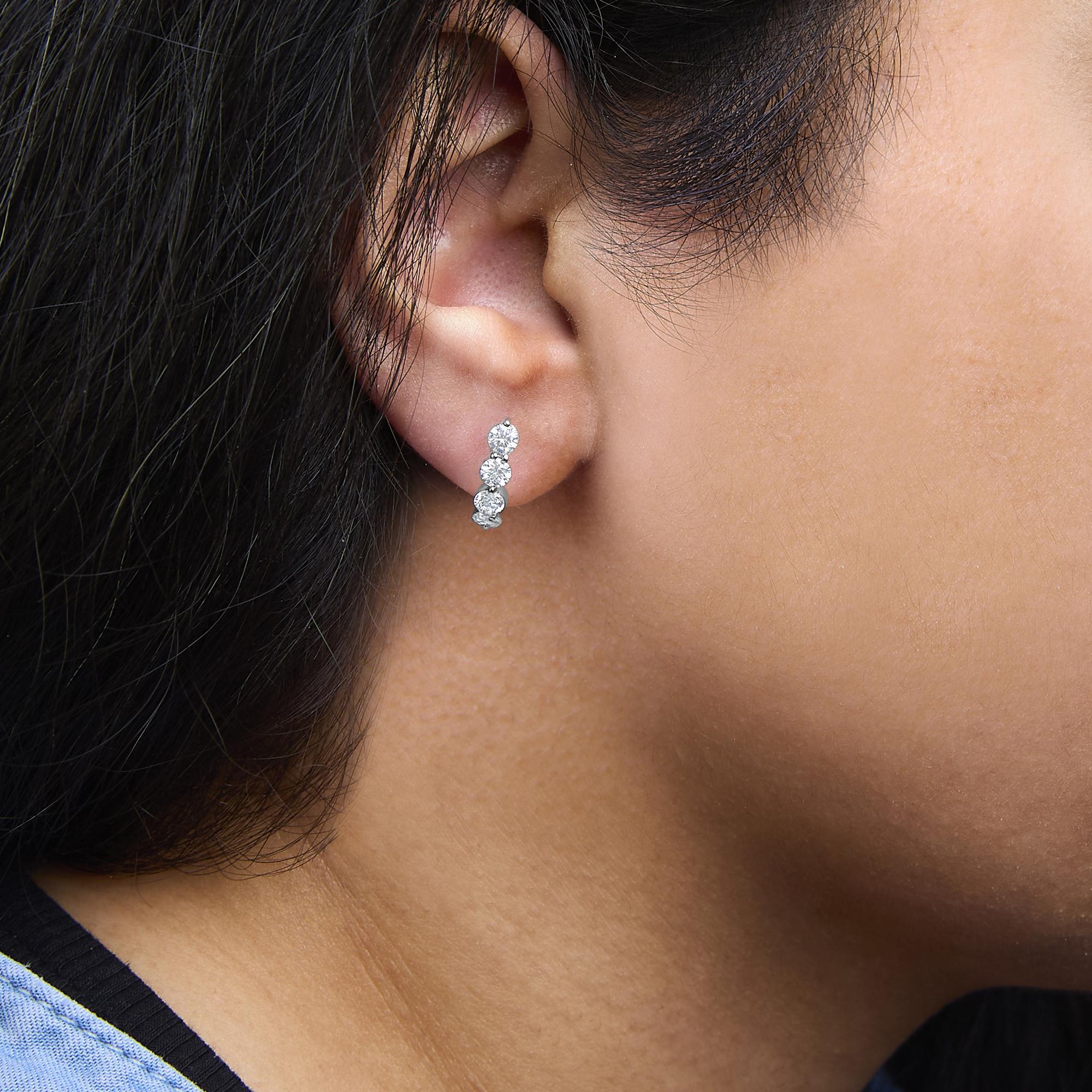 Aretes de aro abiertos de oro blanco de 14 quilates con diamantes redondos cultivados en laboratorio de 1 1/4 ct y 5 piedras (color FG, claridad VS1-VS2) - Friggin Jewelry