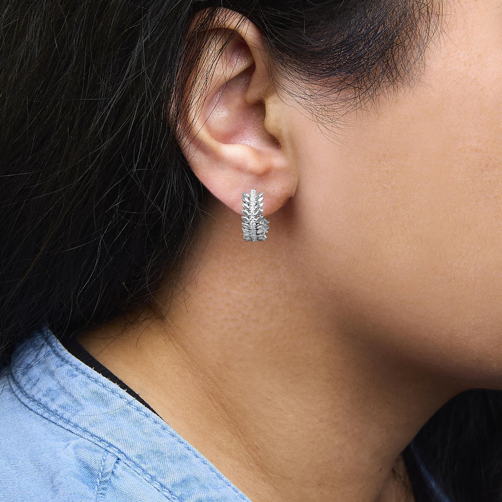 Aros de oro blanco de 14 quilates con diseño de corona de hojas y diamantes cultivados en laboratorio de 1/4 ct (color FG, claridad VS1-VS2) - Friggin Jewelry