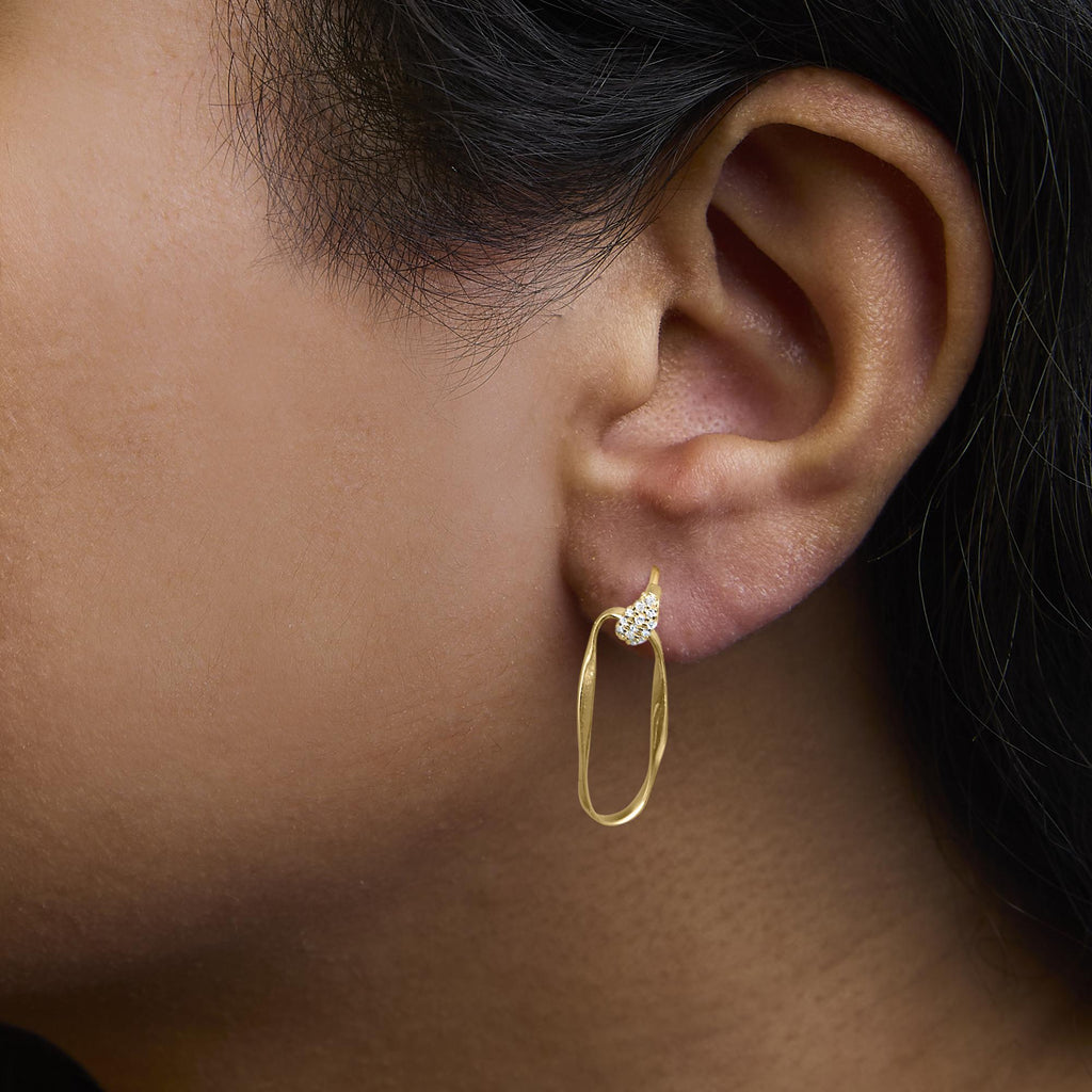 Aros colgantes ovalados abiertos con textura de diamante de 1/10 quilates en plata de ley chapada en oro amarillo de 14 quilates (color HI, claridad I1-I2) - Friggin Jewelry
