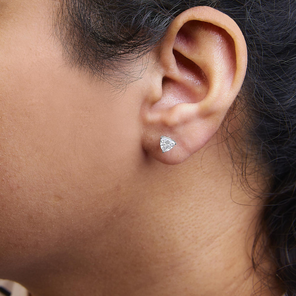 Aretes solitarios clásicos de oro blanco de 14 quilates con diamantes cultivados en laboratorio de talla trillón de 3 puntas (color FG, claridad VS1-VS2) - Friggin Jewelry