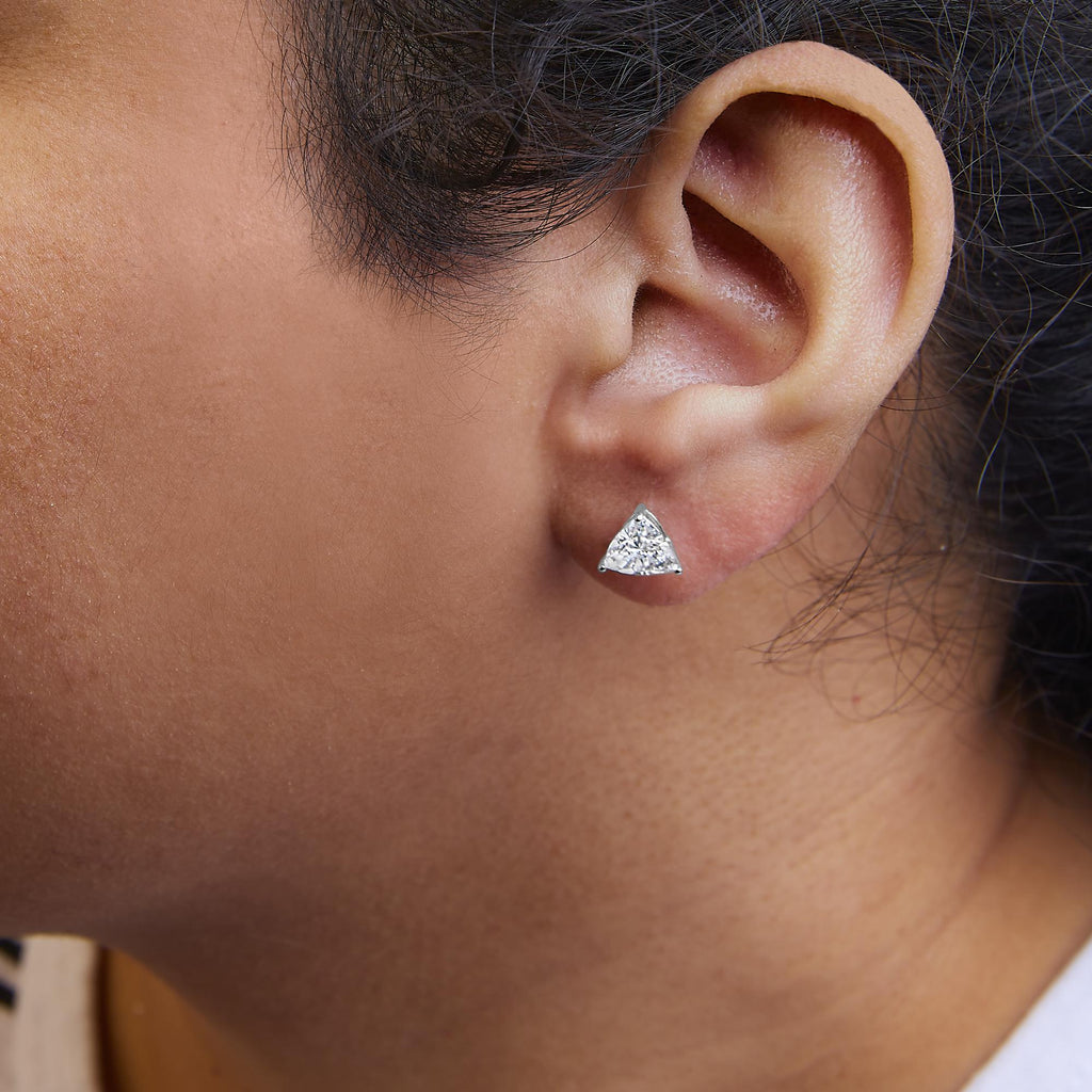 Aretes solitarios clásicos de oro blanco de 14 quilates con diamantes cultivados en laboratorio de talla trillón de 3 puntas (color FG, claridad VS1-VS2) - Friggin Jewelry