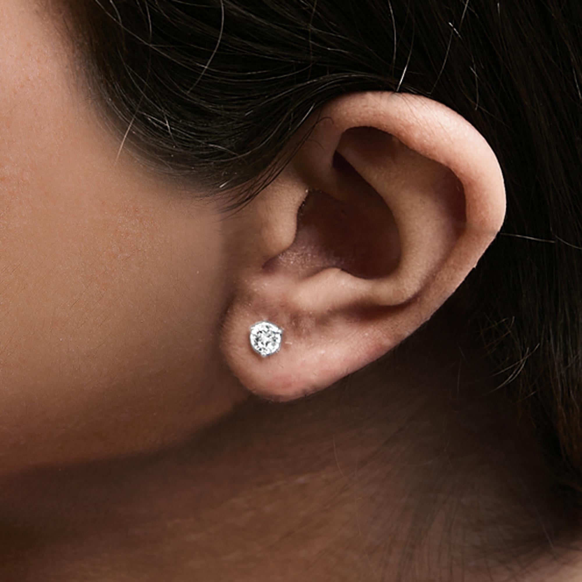 Aretes tipo botón de oro blanco de 14 quilates con tres puntas y diamantes cultivados en laboratorio de talla redonda brillante (color FG, claridad VS1-VS2) - Friggin Jewelry