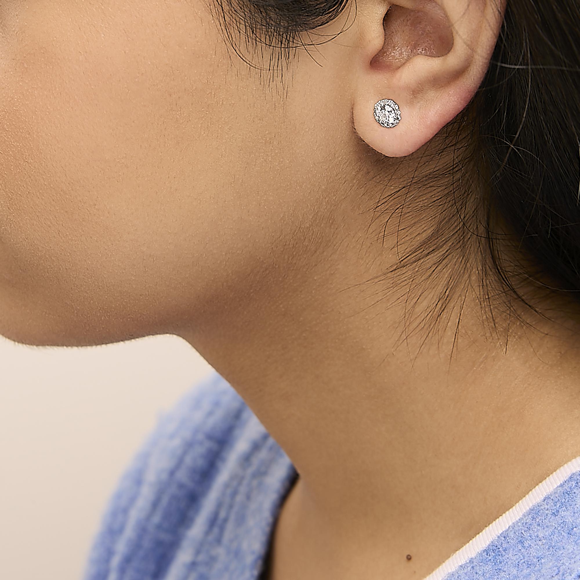 Aretes de oro blanco de 14 quilates con halo de diamantes cultivados en laboratorio de 1,0 quilates (color FG, claridad VS1-VS2) - Friggin Jewelry