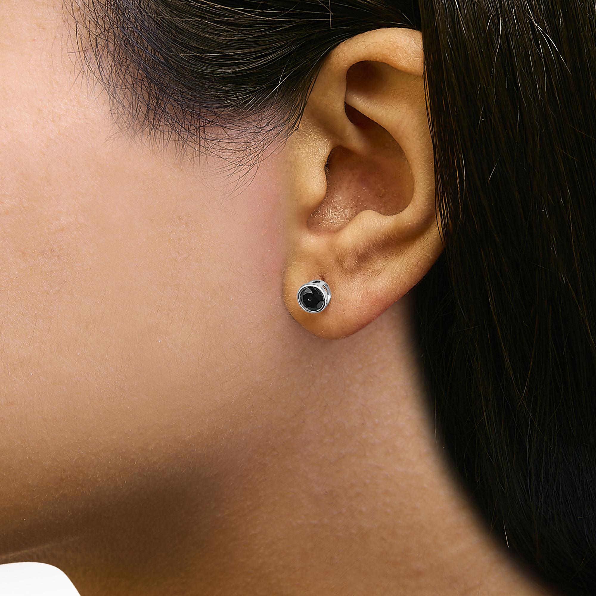 Aretes de plata de ley 925 con diamantes negros redondos de talla brillante, engastados en bisel y cierre de rosca (color elegante, claridad I2-I3) - Friggin Jewelry
