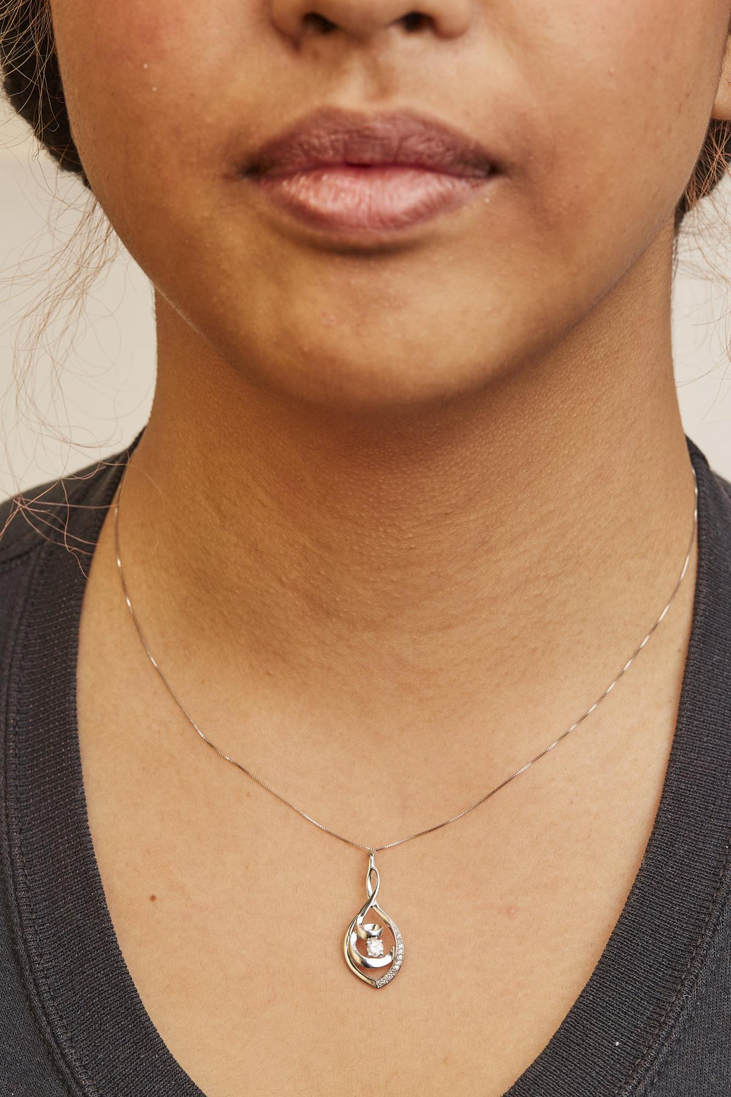 Collar con colgante de 45,7 cm en oro blanco de 10 quilates con diamantes redondos de talla brillante de 1/4 ct y eslabones en espiral (color IJ, claridad I2-I3) - Friggin Jewelry