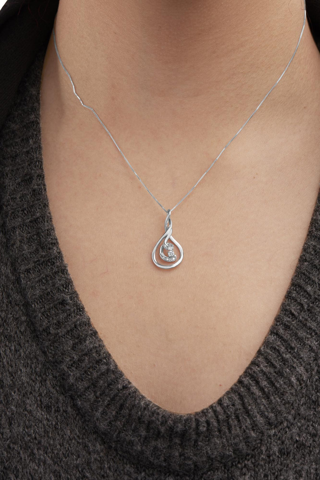 Collar Espira con colgante en espiral de diamantes de talla redonda de 1/8 ct en oro blanco de 10 quilates (IJ, I1-I2) - Friggin Jewelry