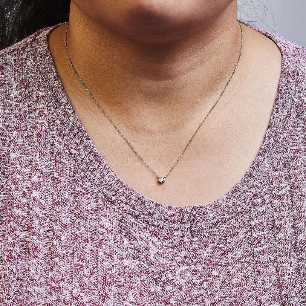 Collar con colgante solitario de oro de 10 quilates con diamantes redondos de talla brillante de 1/10 quilates y engaste moderno de bisel de 40 a 45 cm - Friggin Jewelry