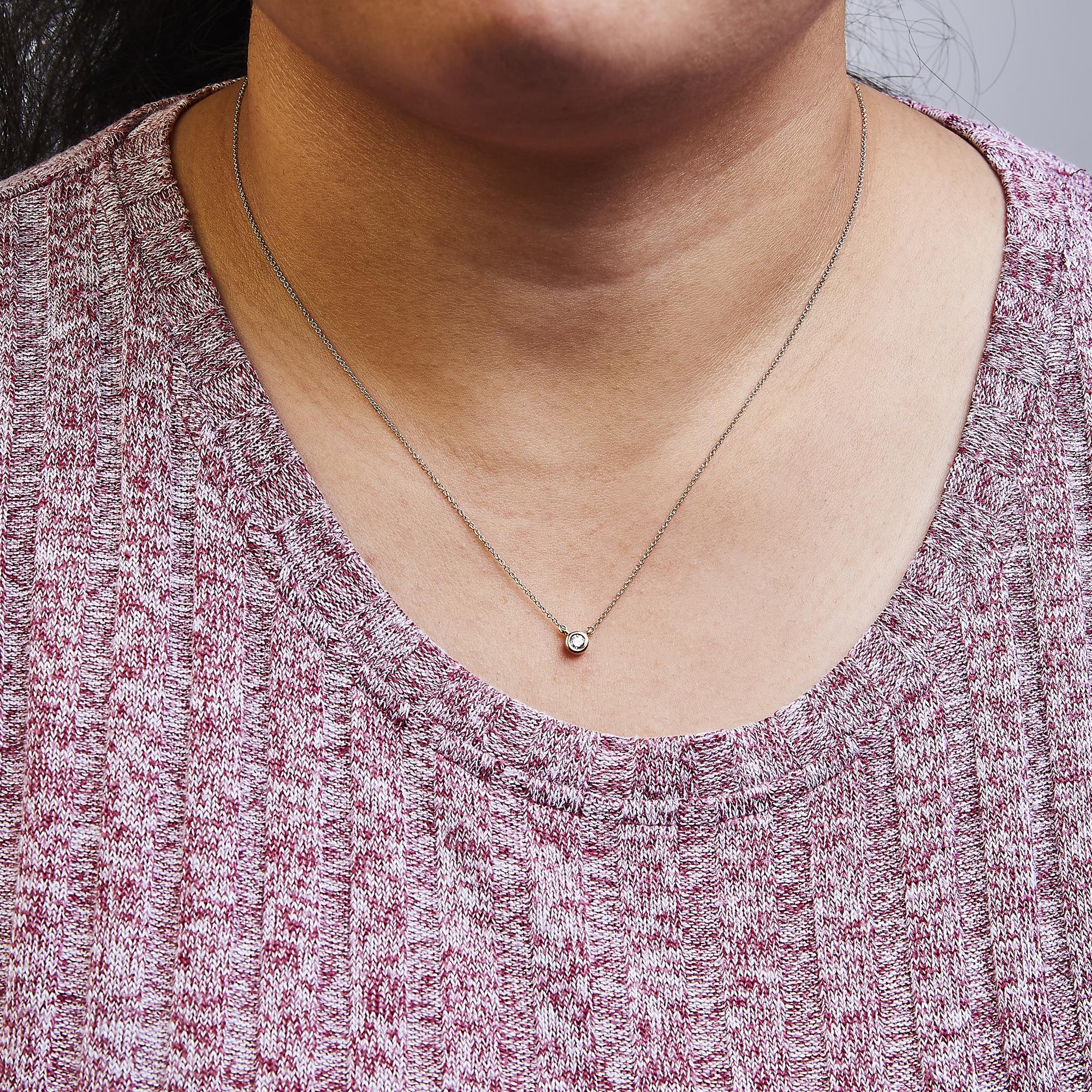 Collar con colgante solitario de oro de 10 quilates con diamantes redondos de talla brillante de 1/10 quilates y engaste moderno de bisel de 40 a 45 cm - Friggin Jewelry