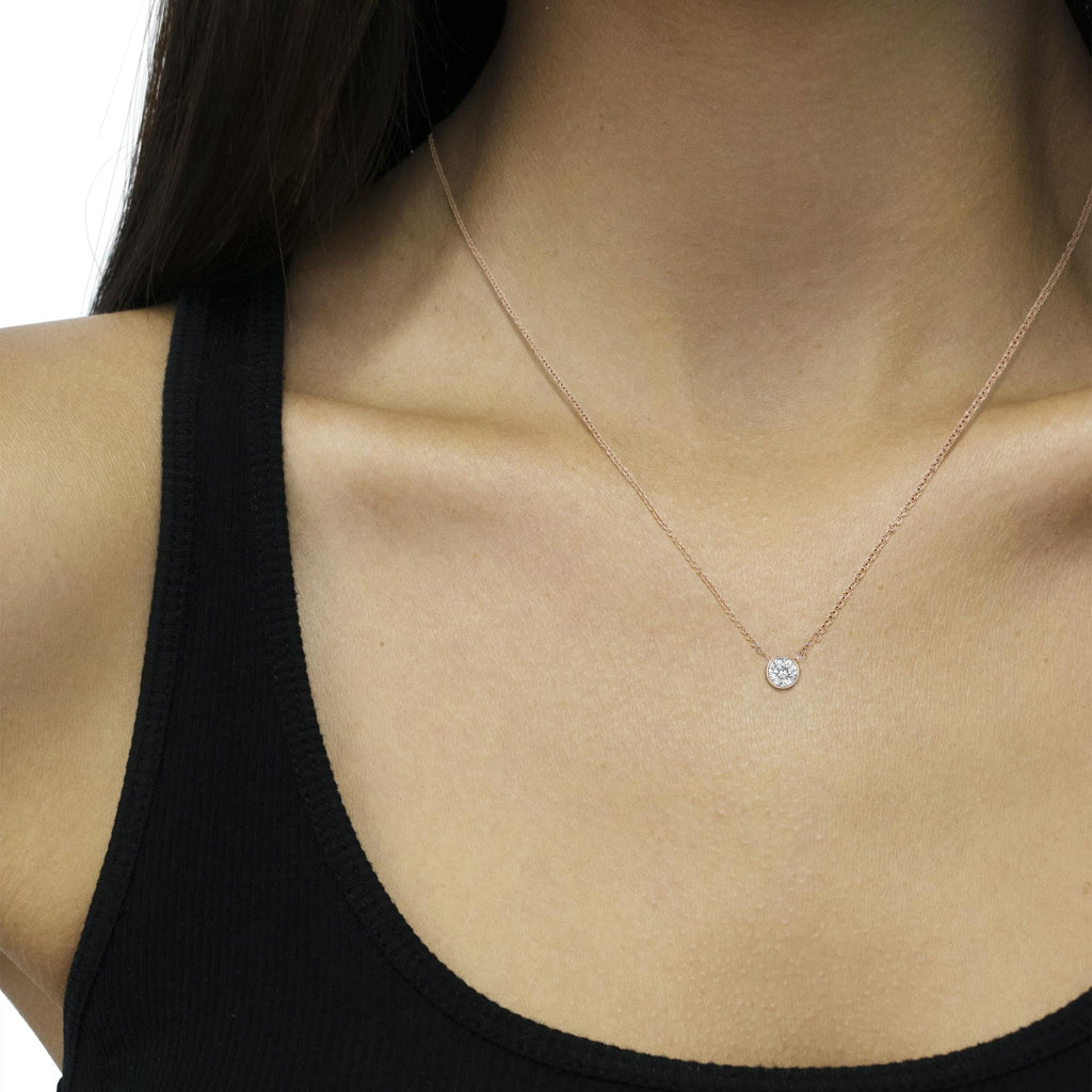 Collana con ciondolo regolabile da 16-18" con diamante solitario rotondo incastonato in oro 10K certificato AGS (colore HI, purezza SI1-SI2) - Friggin Jewelry