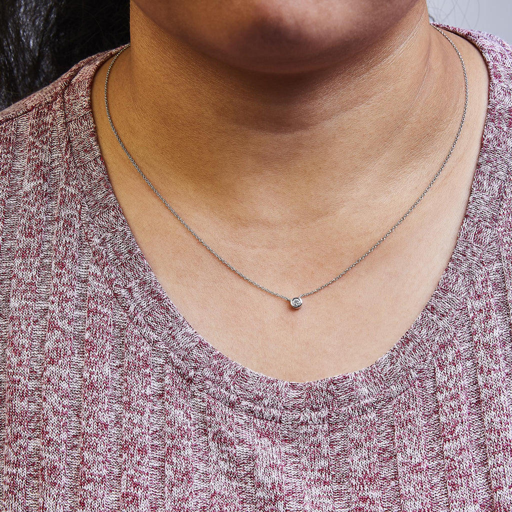 Collar con colgante solitario de oro de 10 quilates con diamantes redondos de talla brillante de 1/10 quilates y engaste moderno de bisel de 40 a 45 cm - Friggin Jewelry